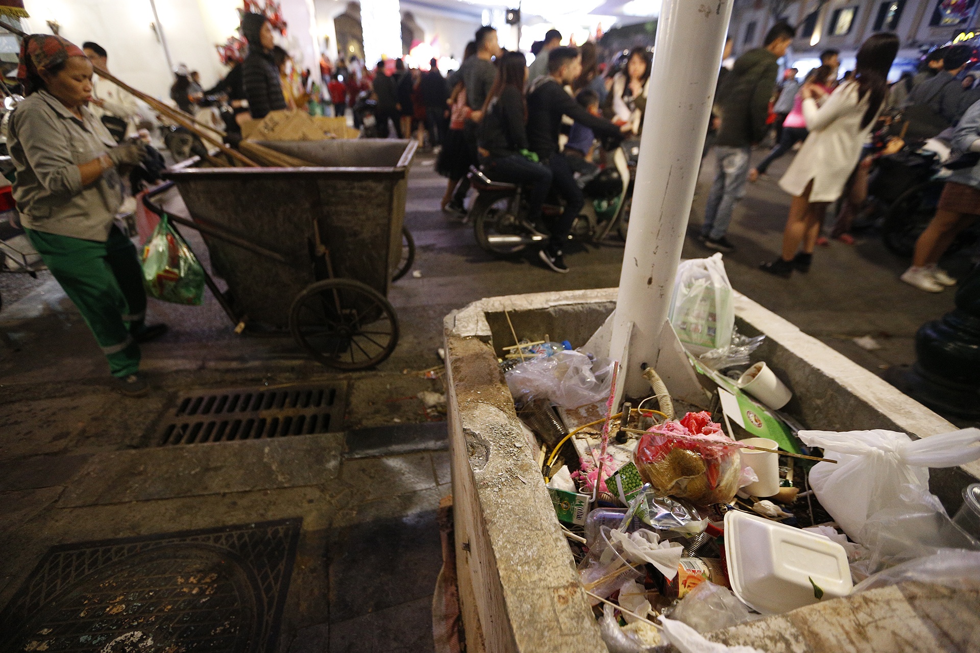 duong pho sai gon ngap rac sau dem giang sinh anh 12