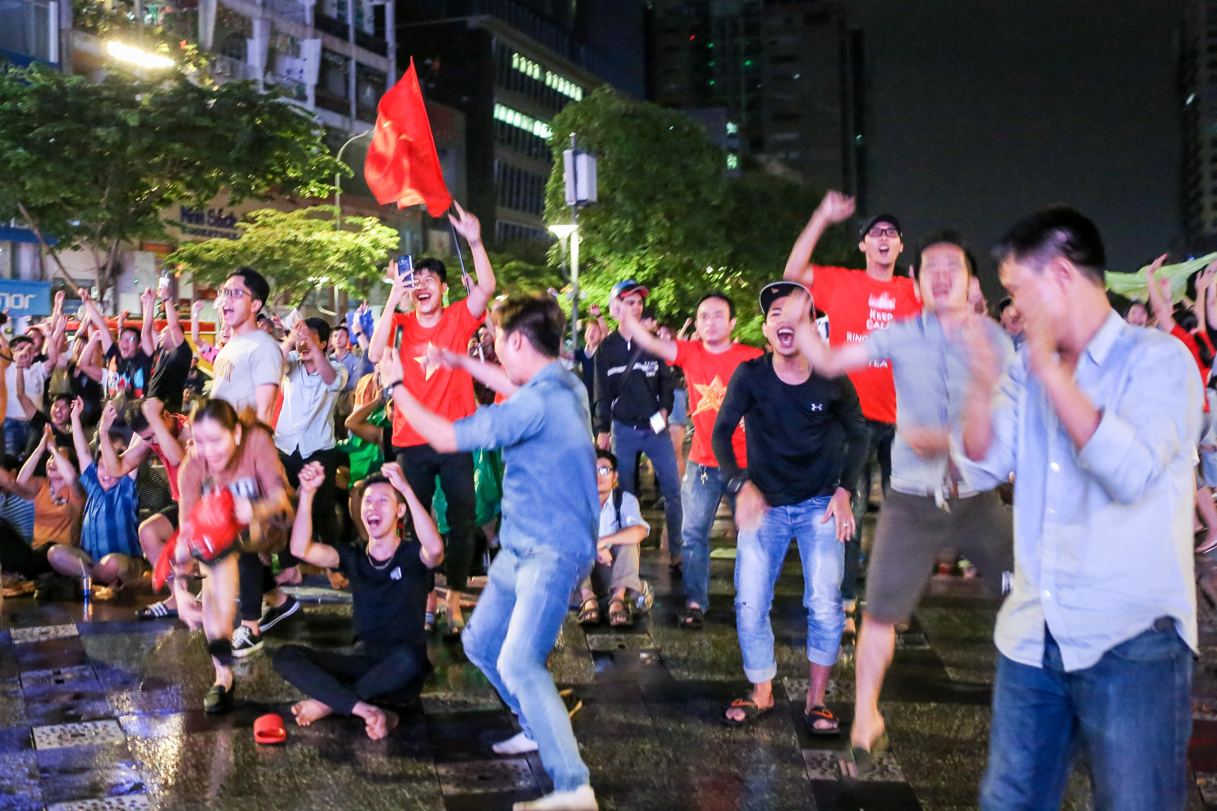 co dong vien nu Sai Gon xinh dep co vu cuong nhiet cho doi tuyen viet nam anh 9