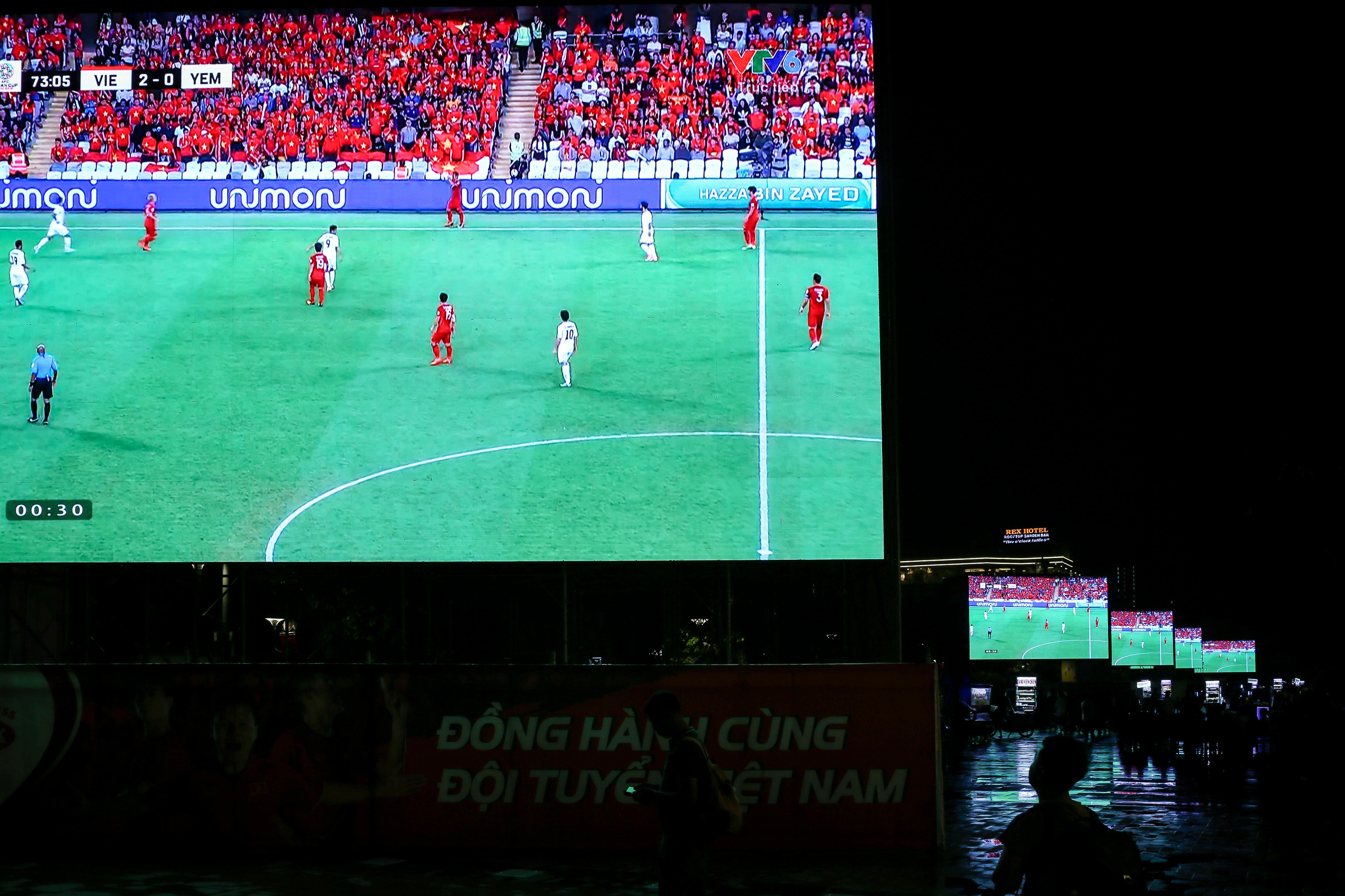 co dong vien nu Sai Gon xinh dep co vu cuong nhiet cho doi tuyen viet nam anh 1