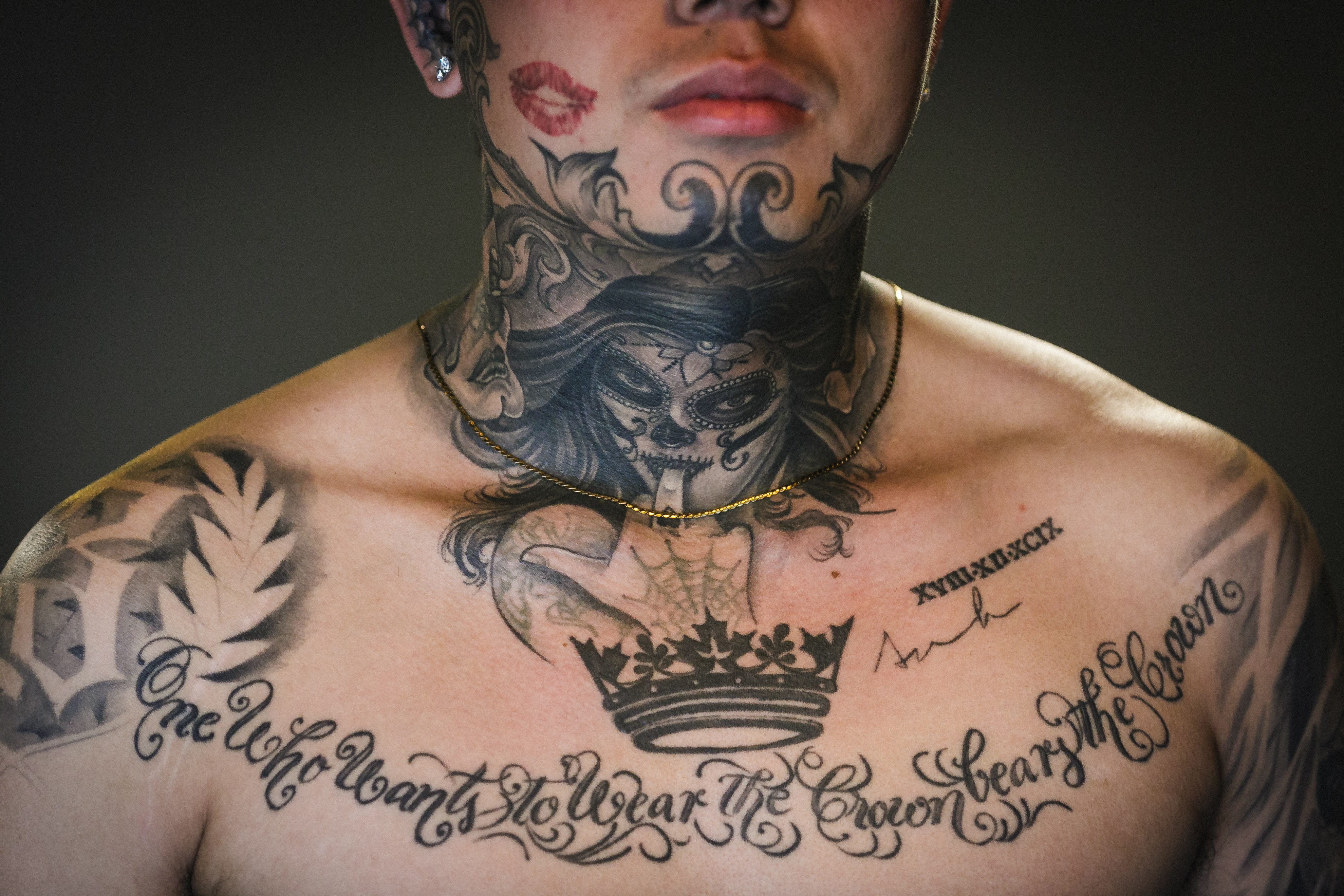 phia sau hinh xam tren mat nguoi tre Sai Gon anh 40