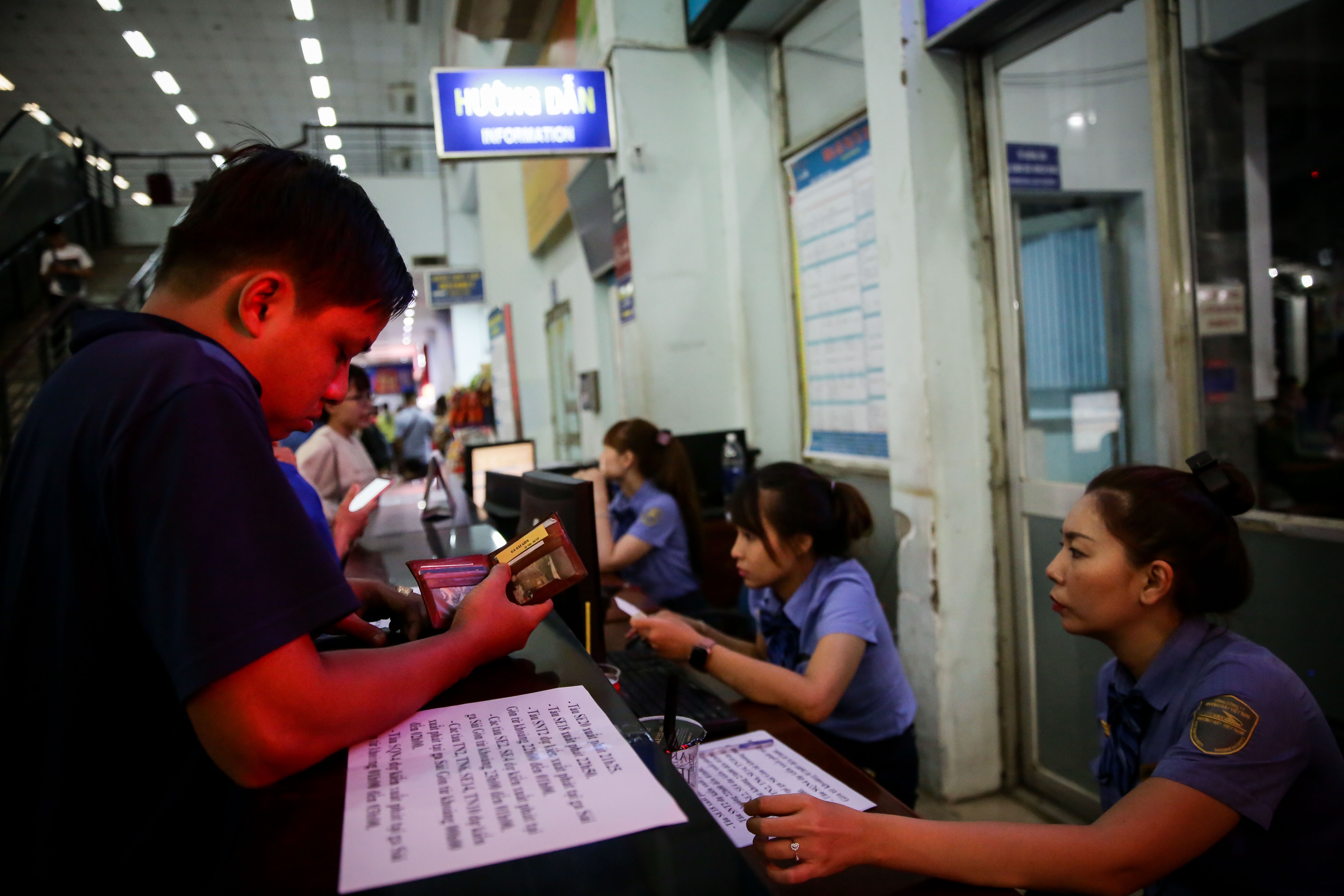 khach vat vo cho tau o ga Sai Gon anh 3