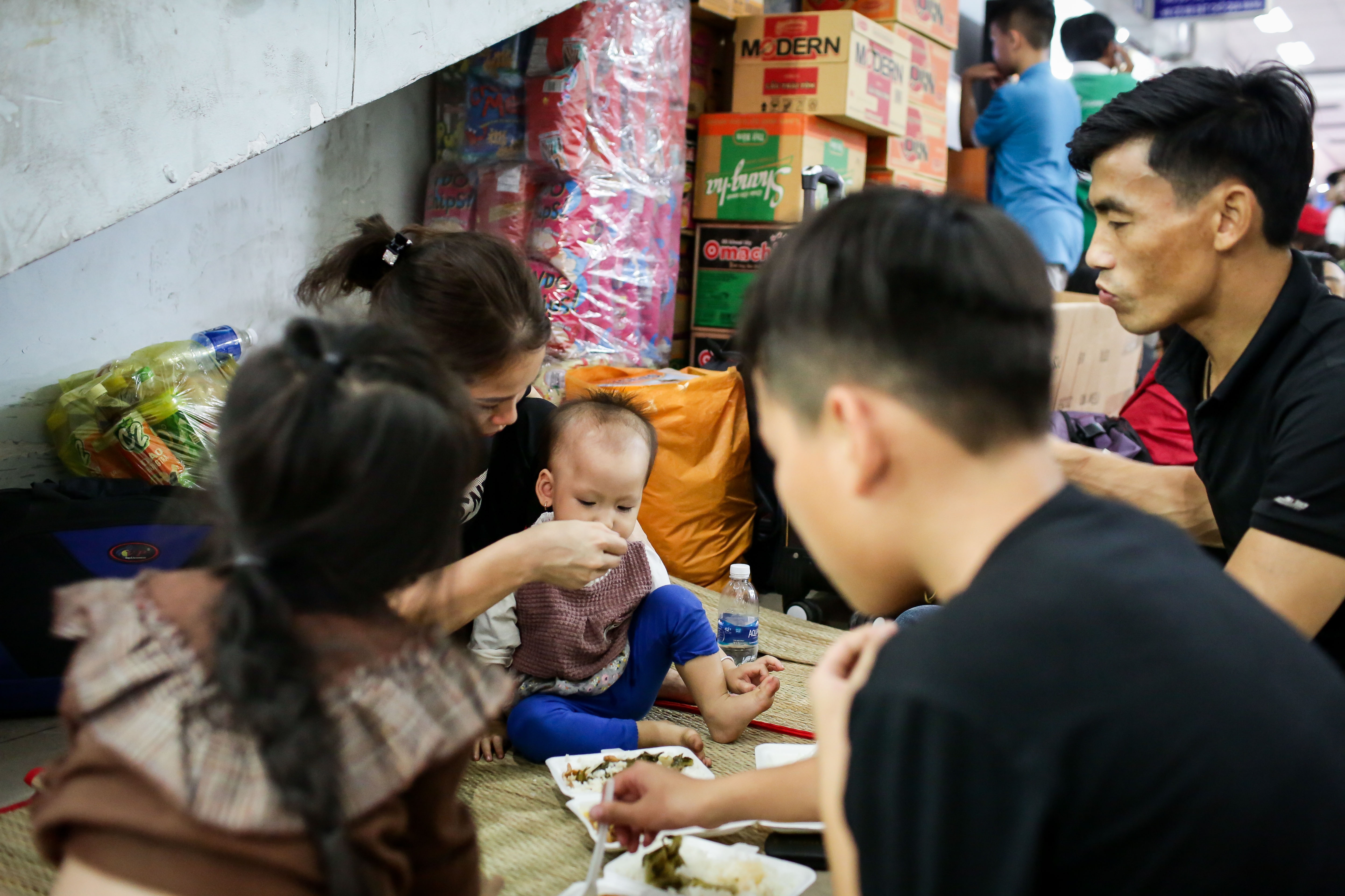 khach vat vo cho tau o ga Sai Gon anh 13