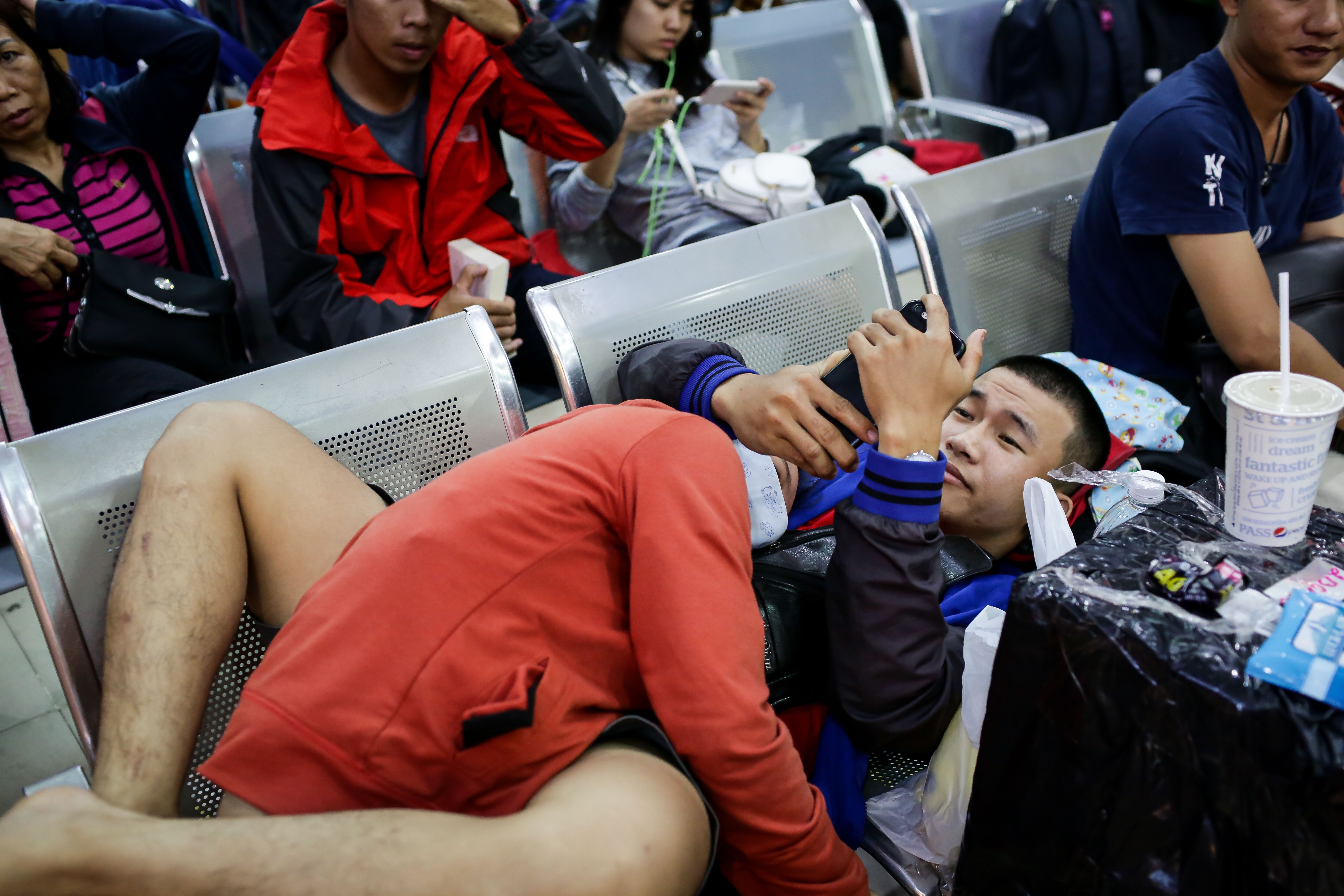 khach vat vo cho tau o ga Sai Gon anh 11