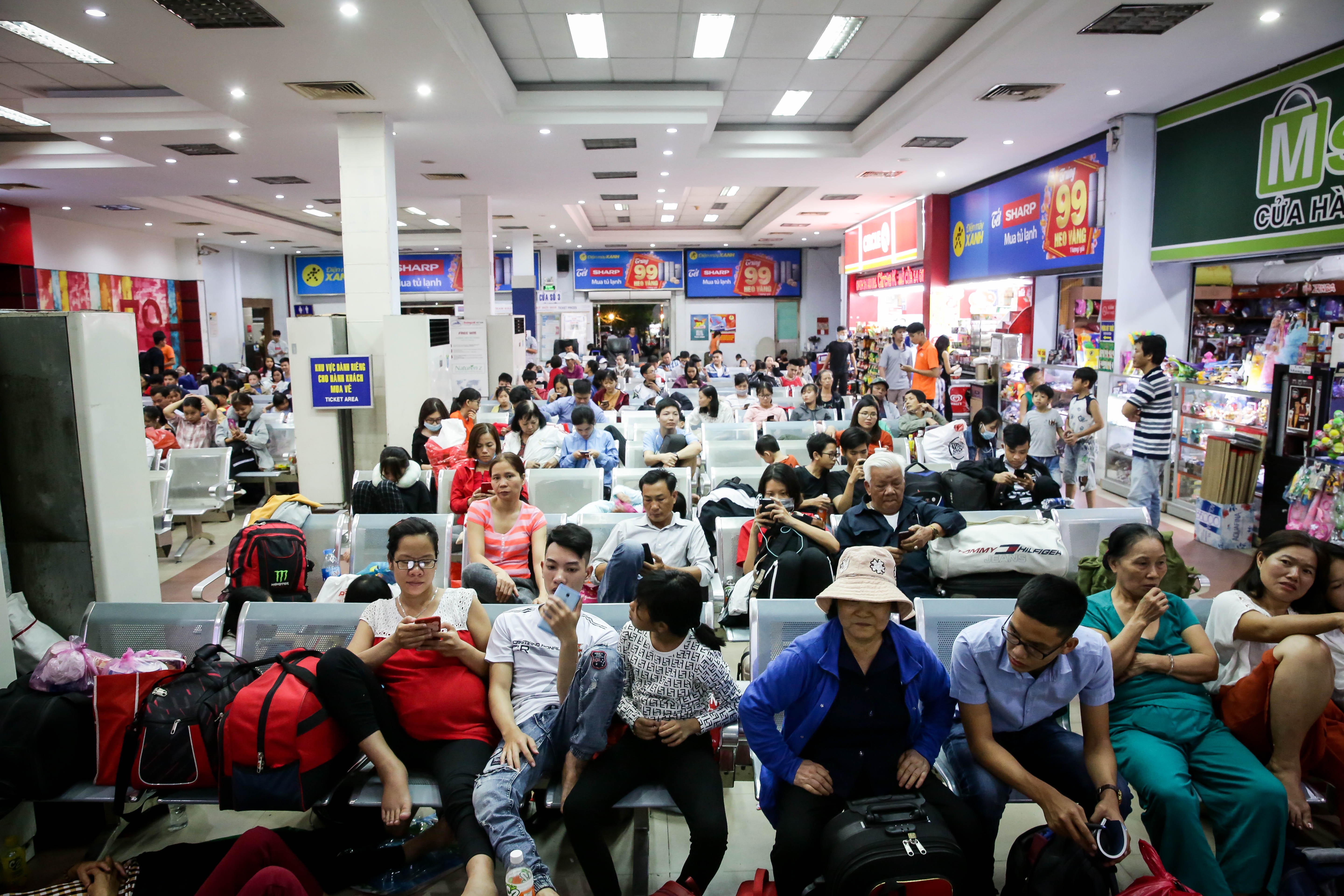 khach vat vo cho tau o ga Sai Gon anh 14