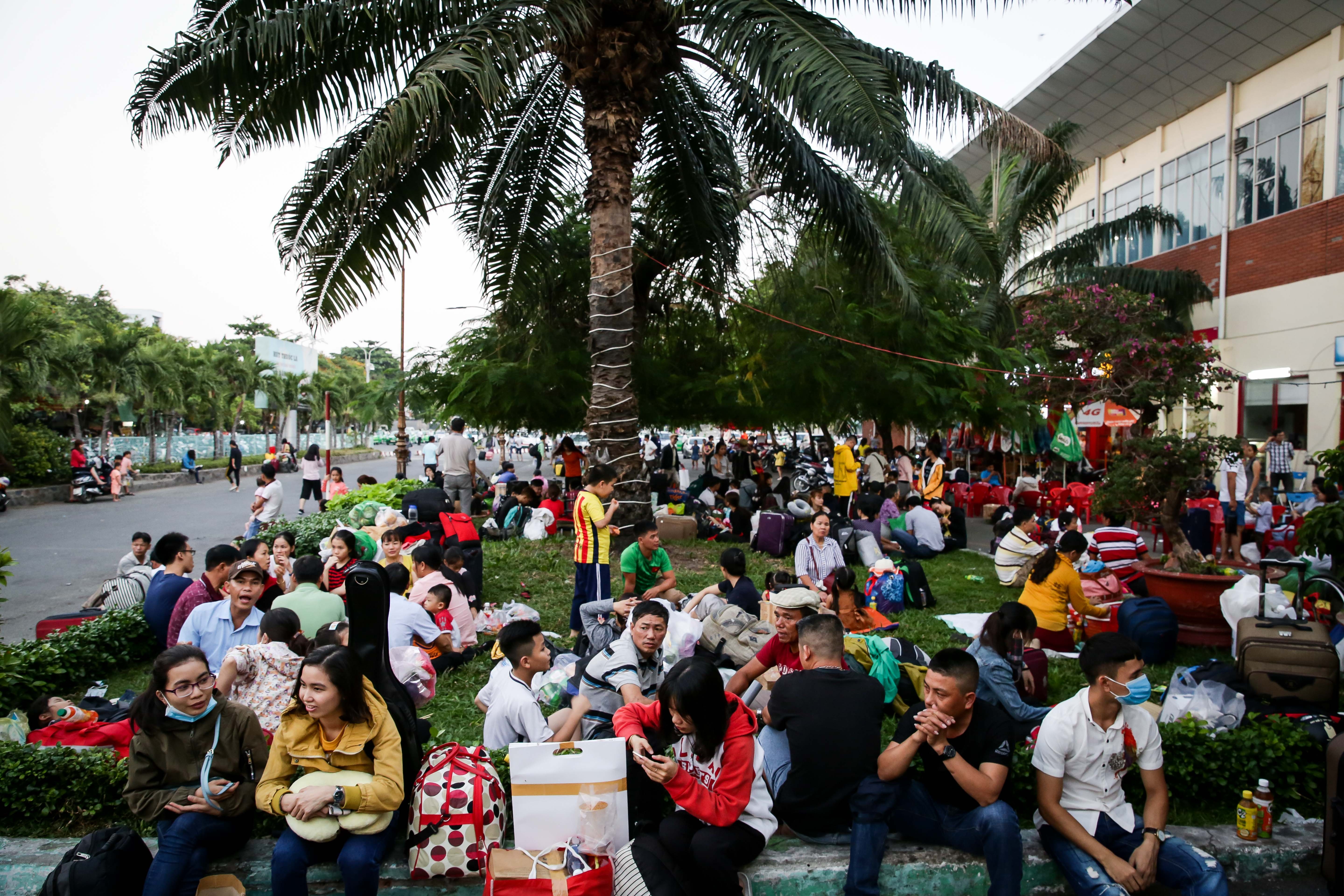 khach vat vo cho tau o ga Sai Gon anh 2