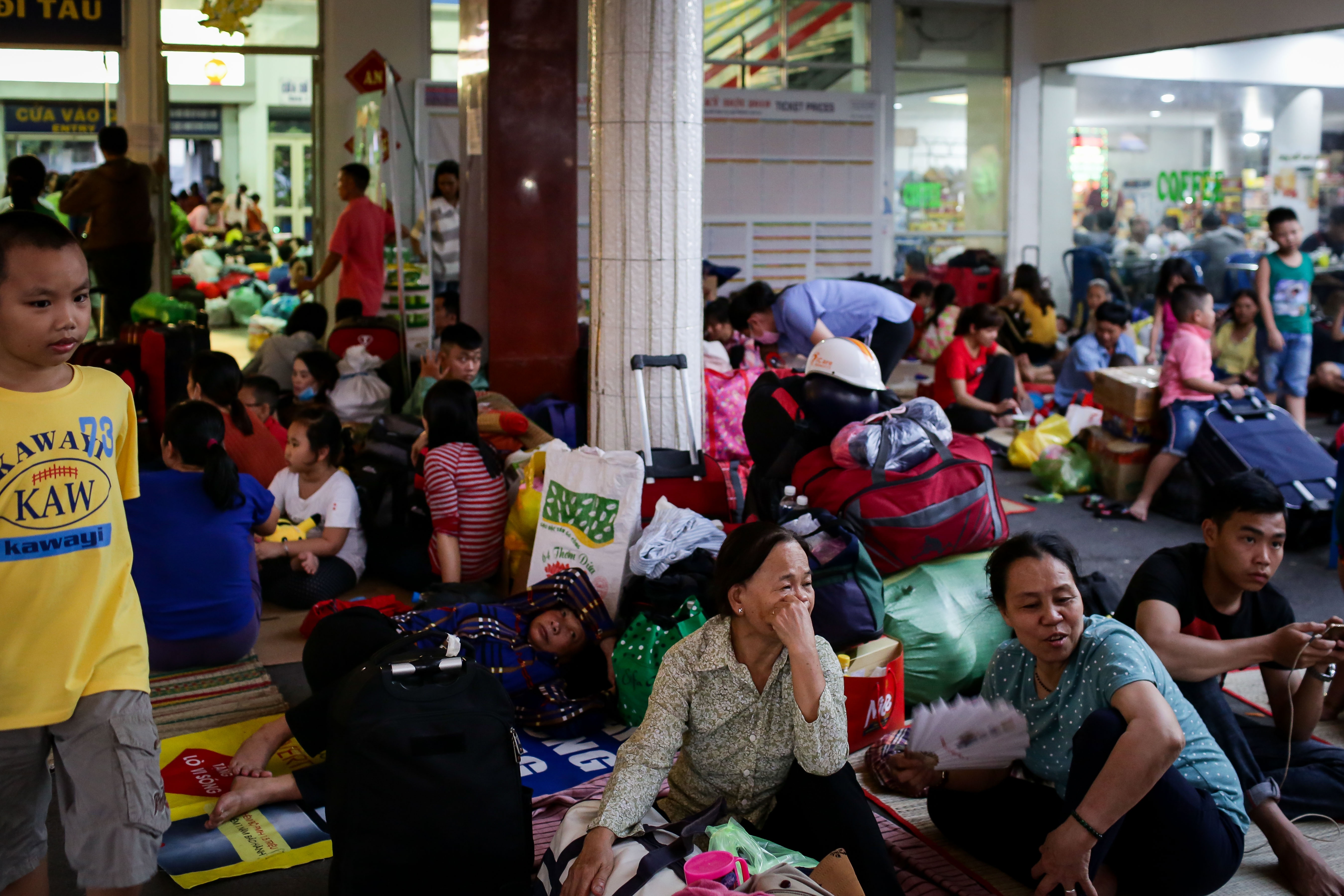 khach vat vo cho tau o ga Sai Gon anh 4