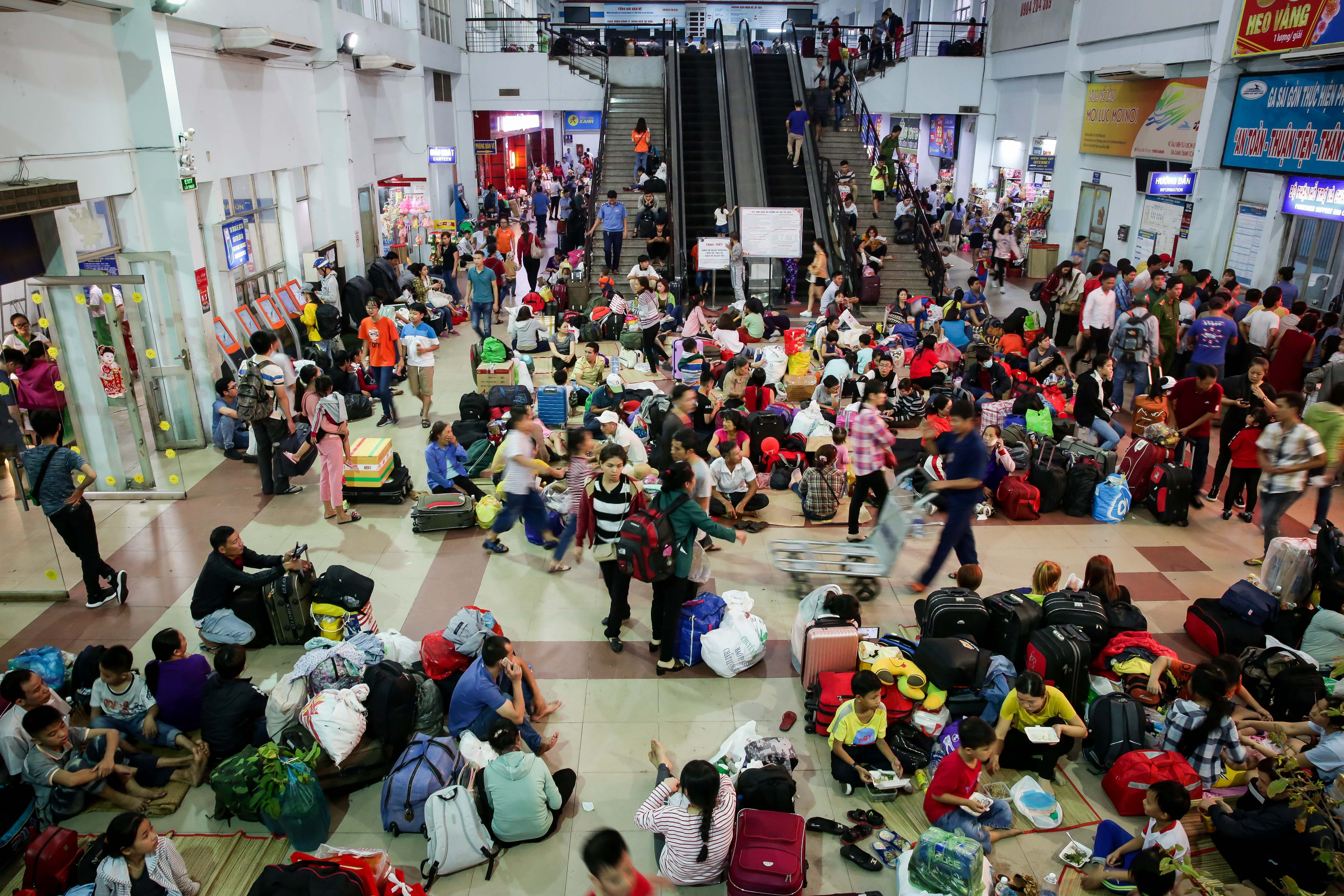 khach vat vo cho tau o ga Sai Gon anh 1