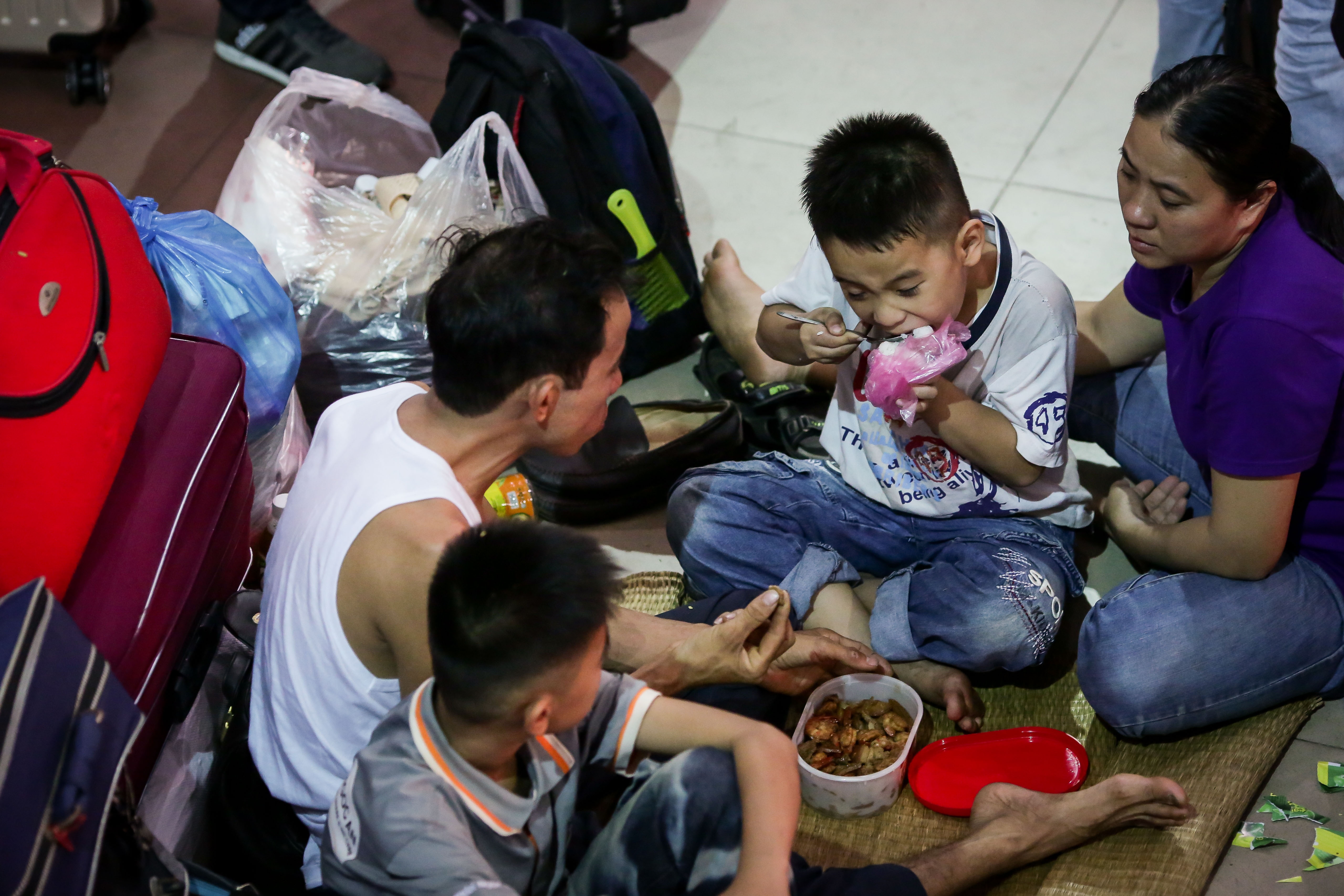 khach vat vo cho tau o ga Sai Gon anh 5