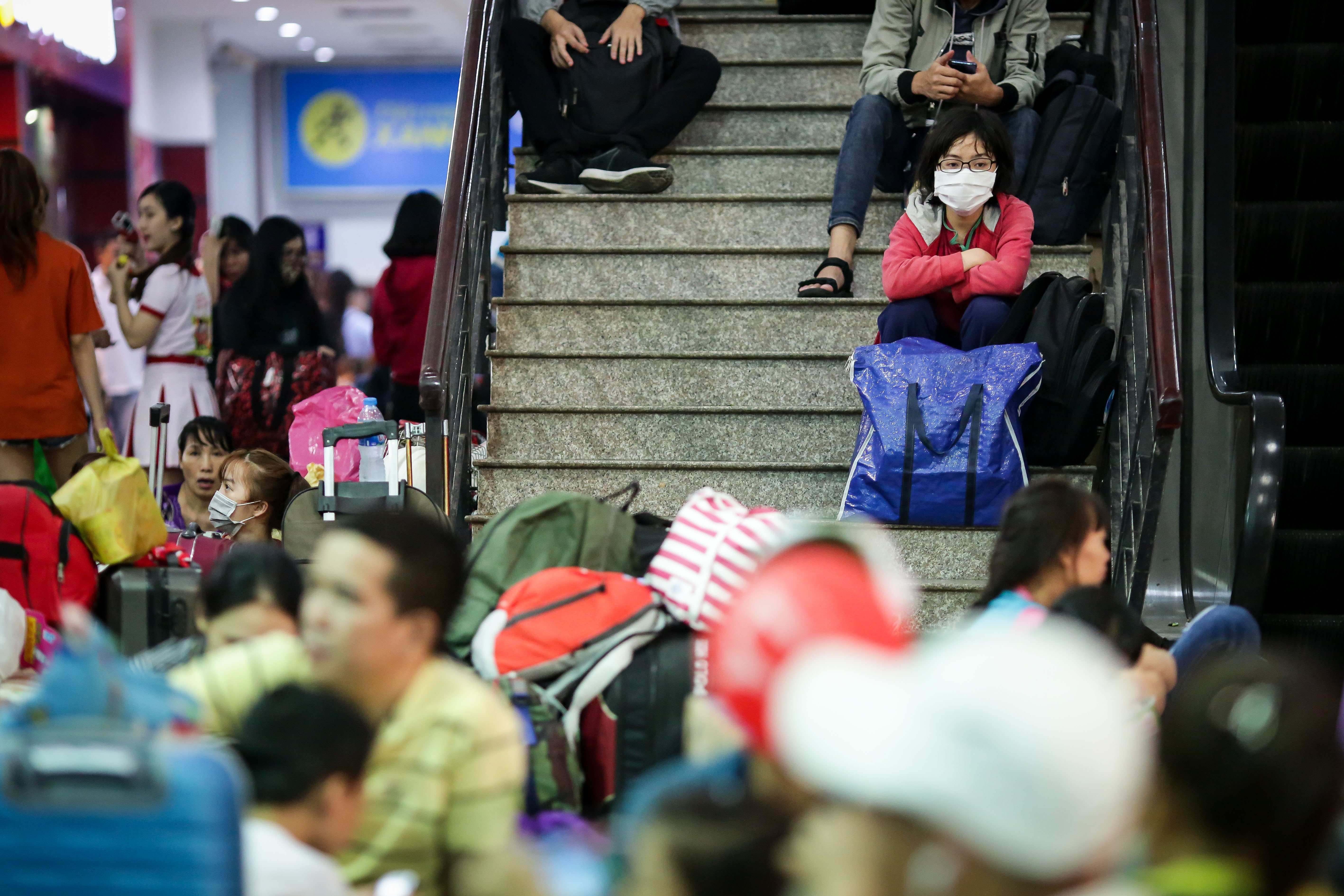 khach vat vo cho tau o ga Sai Gon anh 6