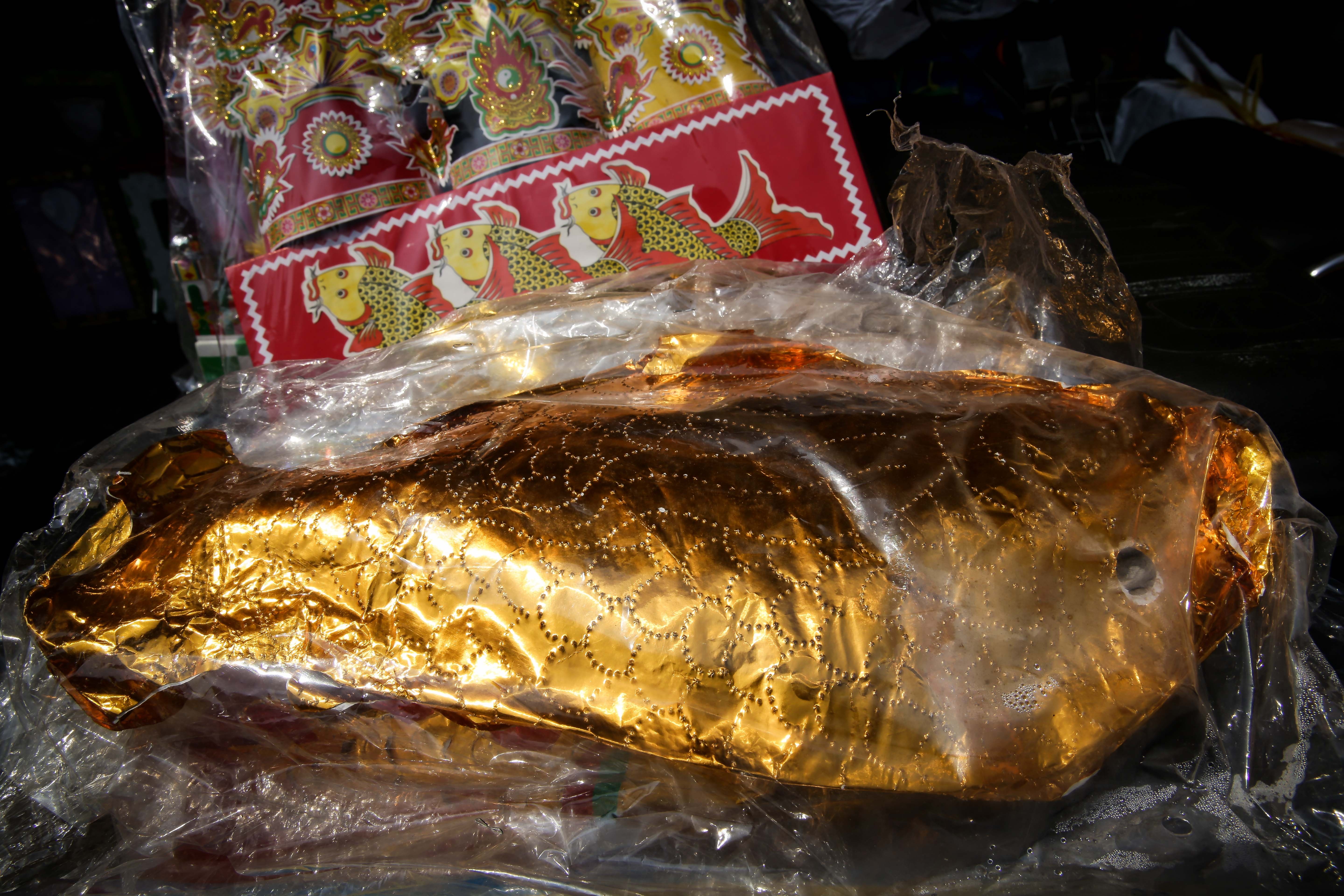 Ca chep, nha lau, xe hoi hang ma hut hang ngay Tet ong Tao hinh anh