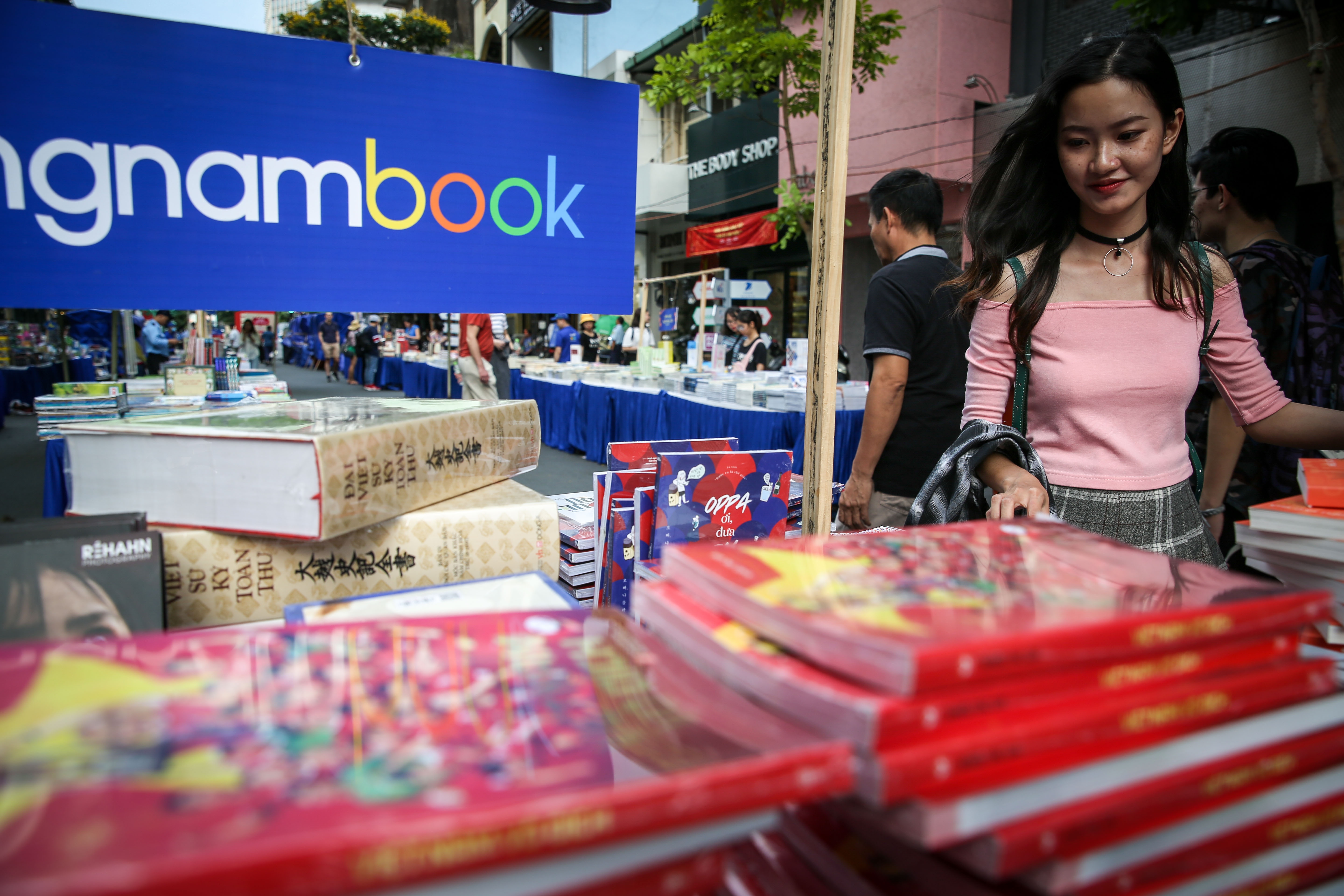 le hoi sach ruc ro sac mau o duong hoa Nguyen Hue anh 5