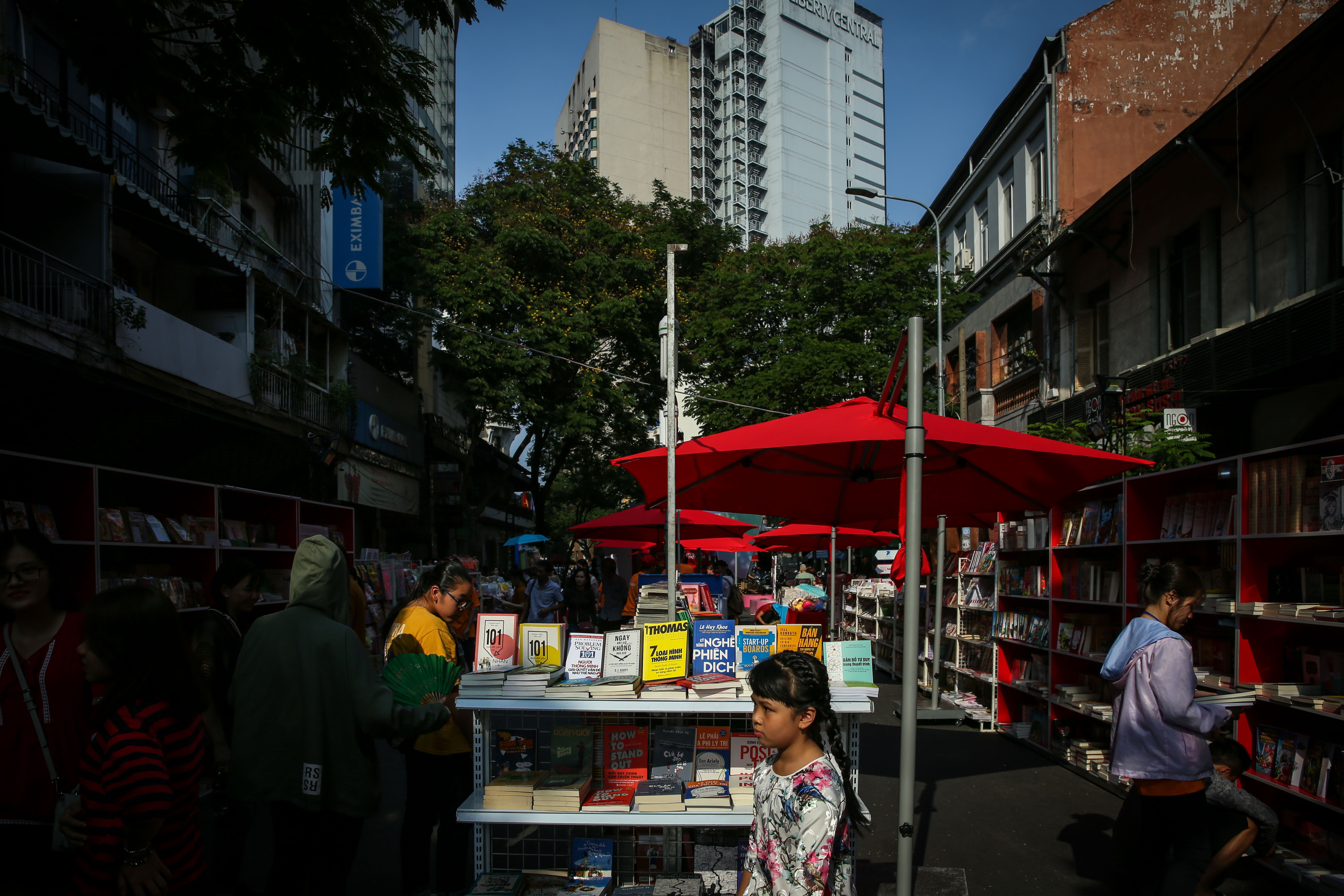Khong gian day sac mau tai Le hoi Duong sach TP.HCM Tet Ky Hoi 2019 hinh anh