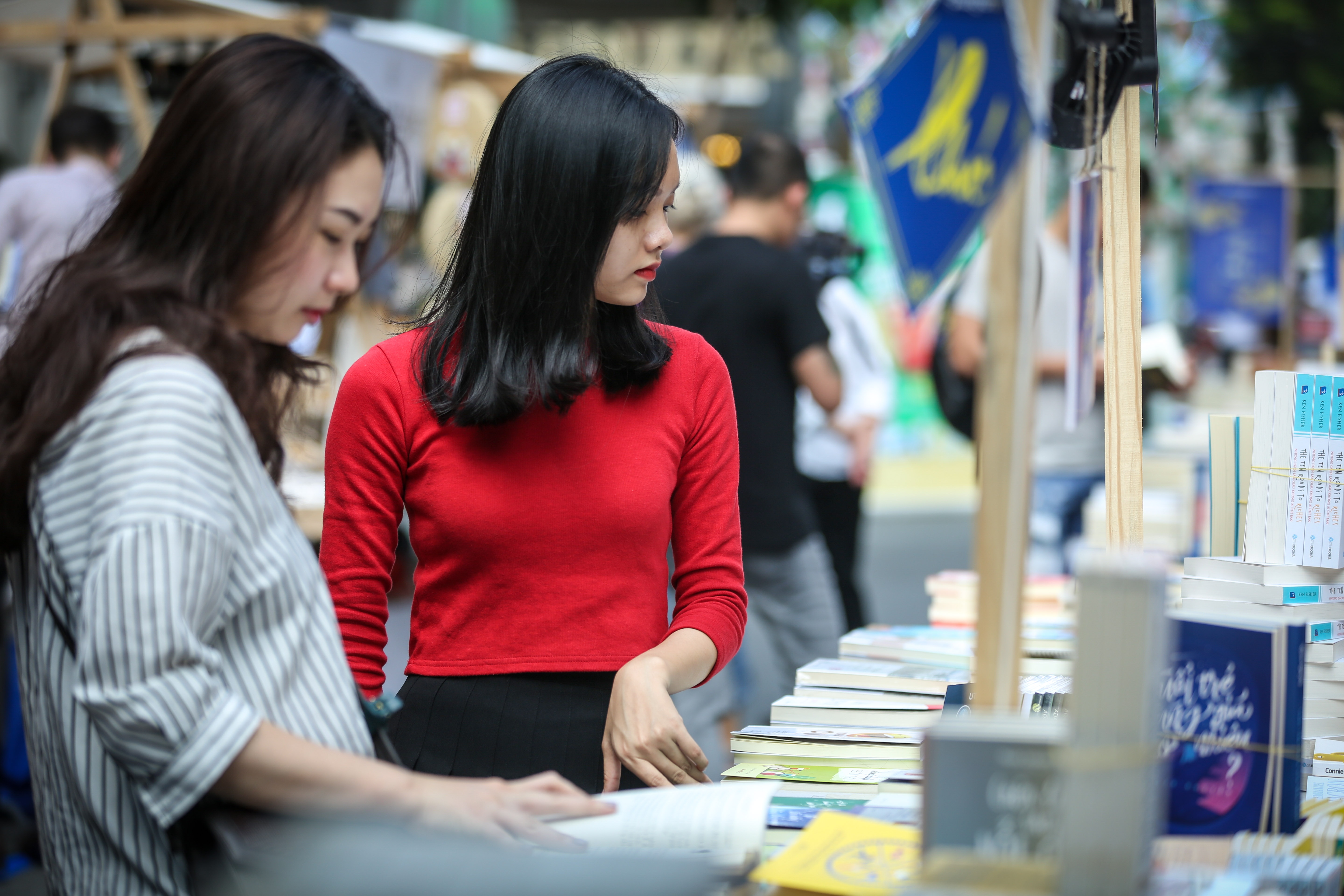 le hoi sach ruc ro sac mau o duong hoa Nguyen Hue anh 11