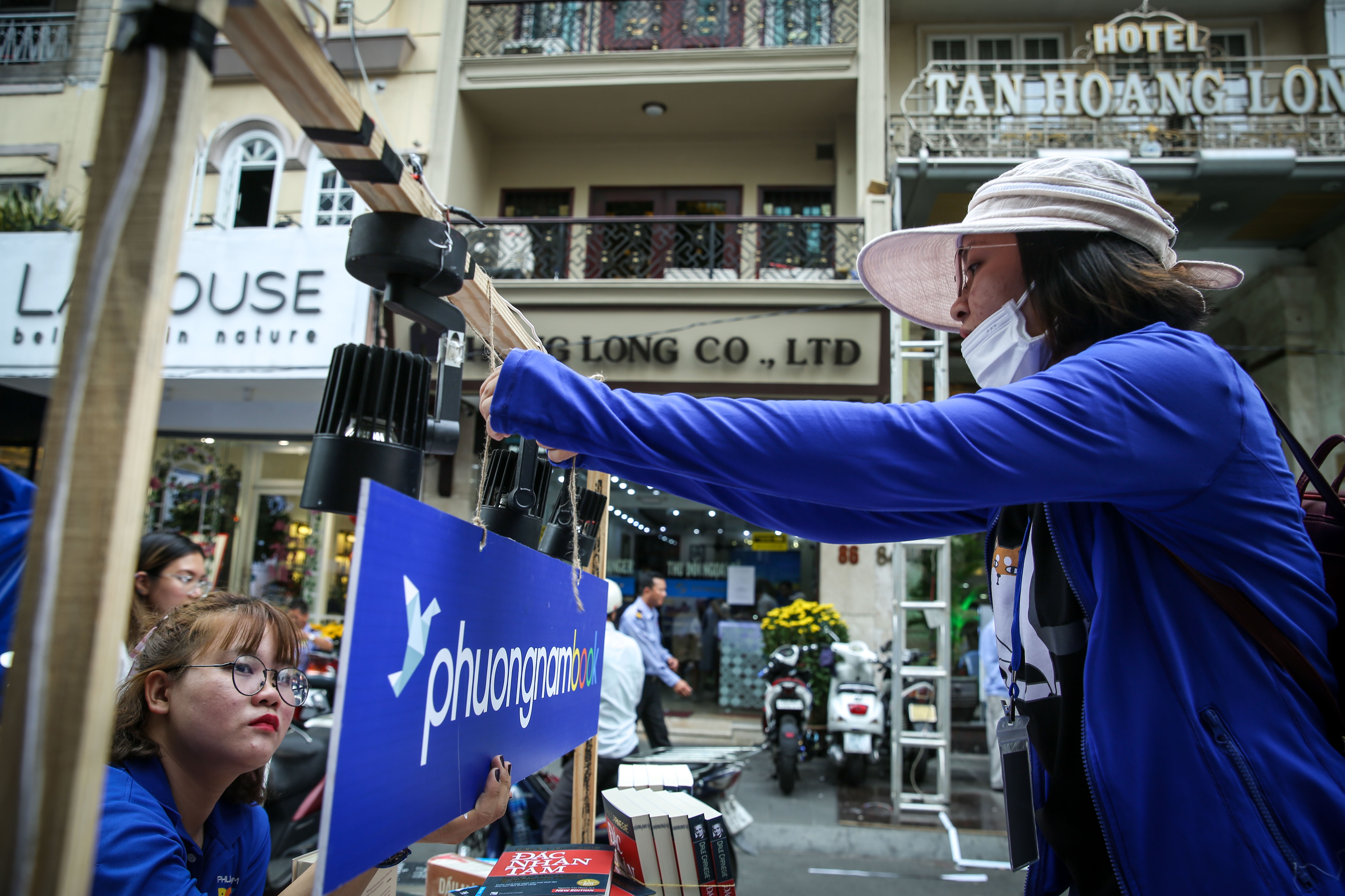 le hoi sach ruc ro sac mau o duong hoa Nguyen Hue anh 6
