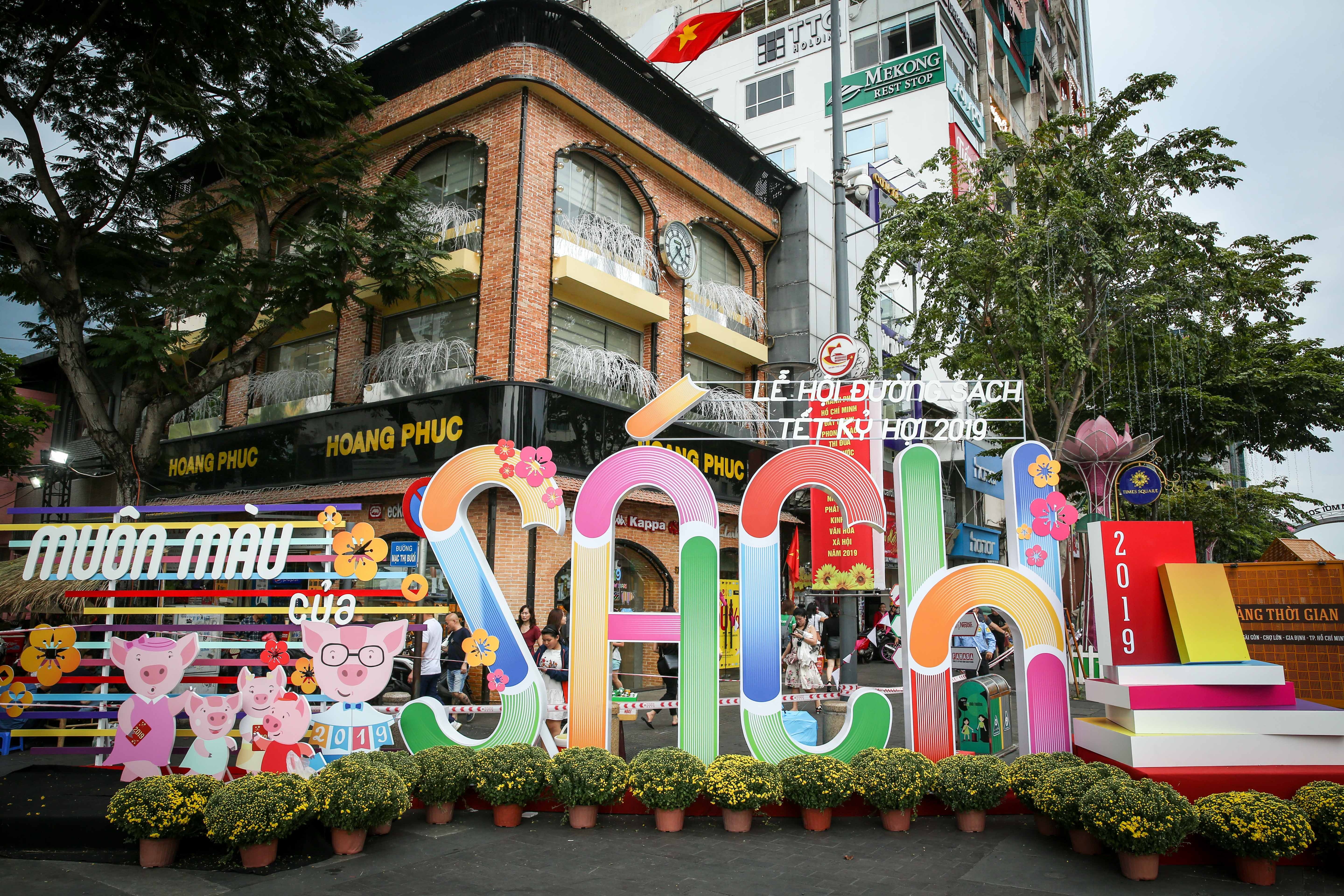 le hoi sach ruc ro sac mau o duong hoa Nguyen Hue anh 2