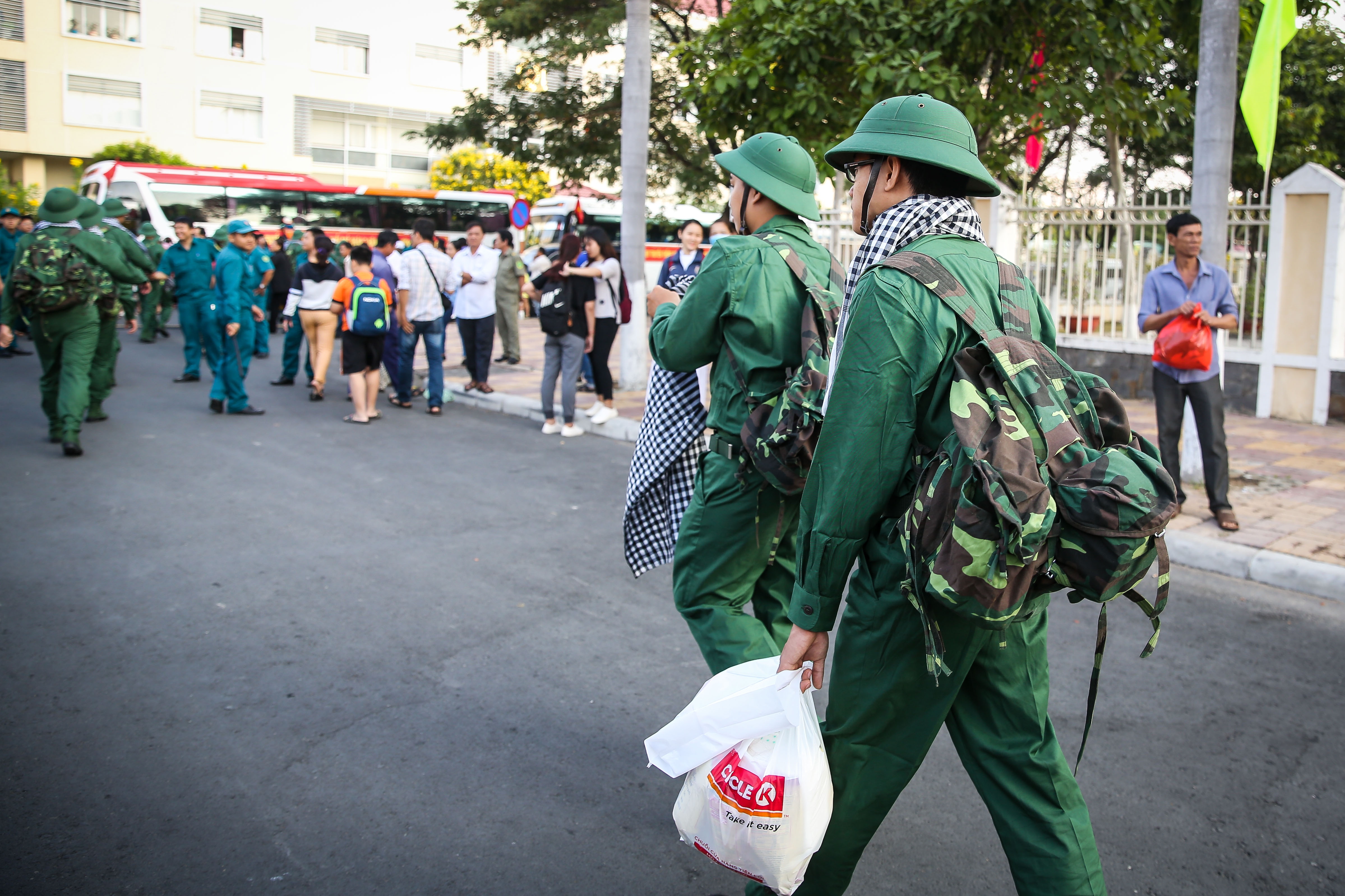 Tan binh Sai Gon len duong nhap ngu anh 6
