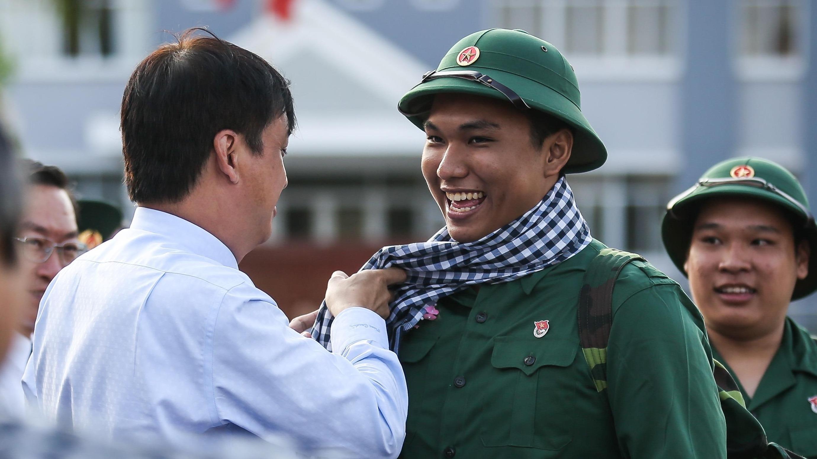 Tan binh TP.HCM quang khan ran len duong nhap ngu hinh anh