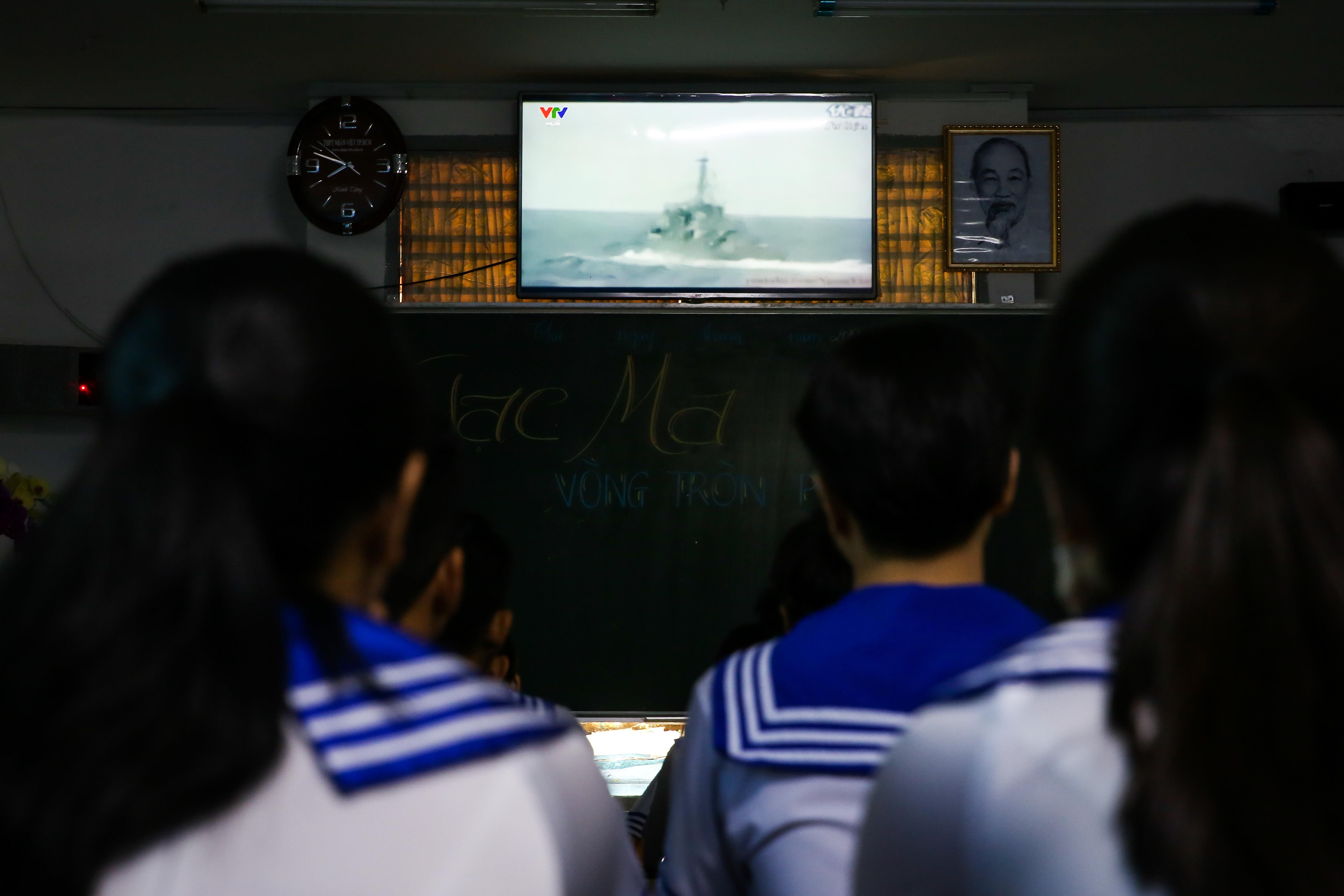 hoc sinh tuong niem su kien gac ma anh 8