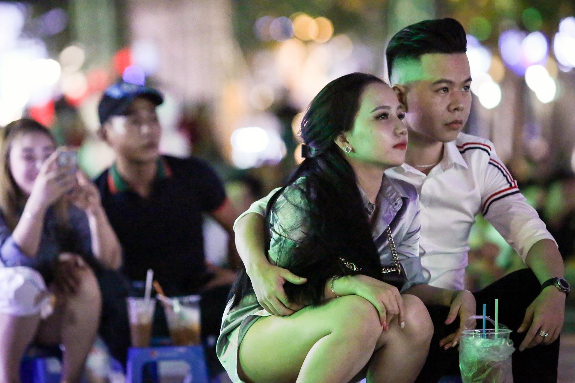 Nguoi dan bac ghe, trai bat xem tran Viet Nam ‘huy diet’ Brunei hinh anh