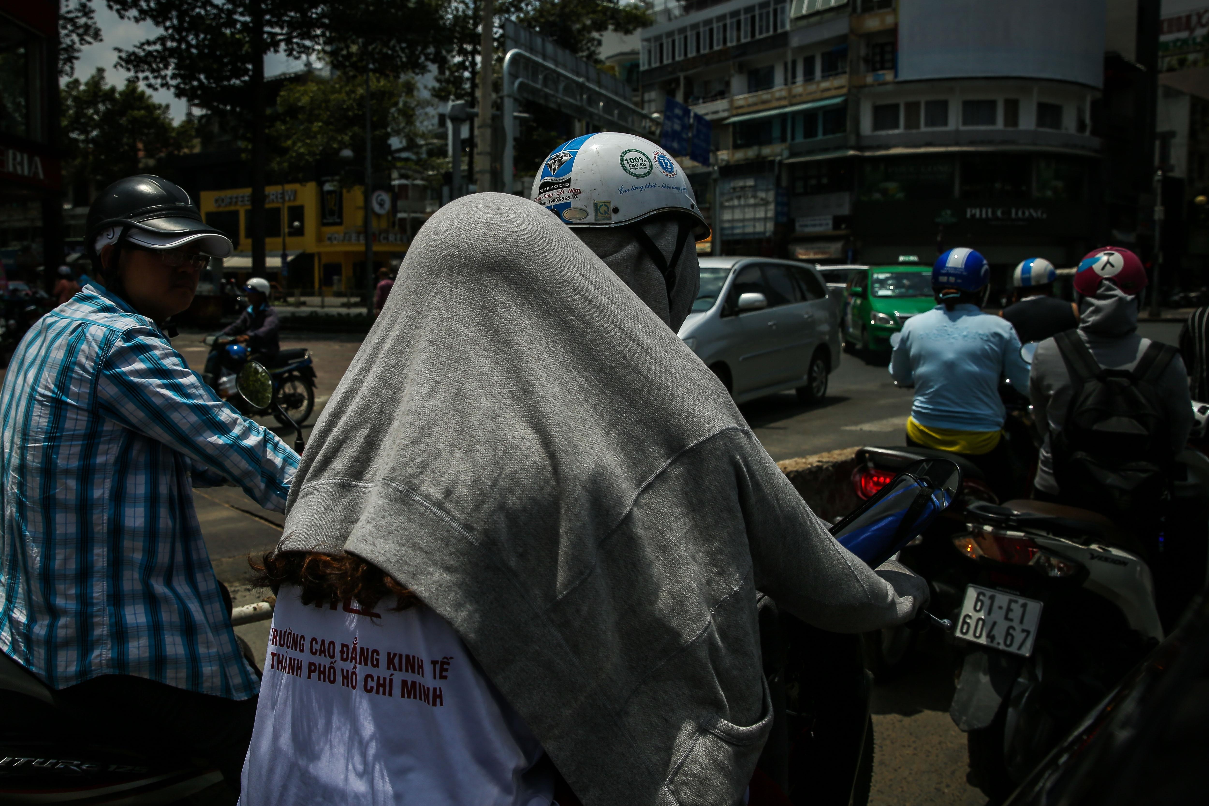 nguoi sai gon trum kin ra duong ngay nang nong cao diem anh 1