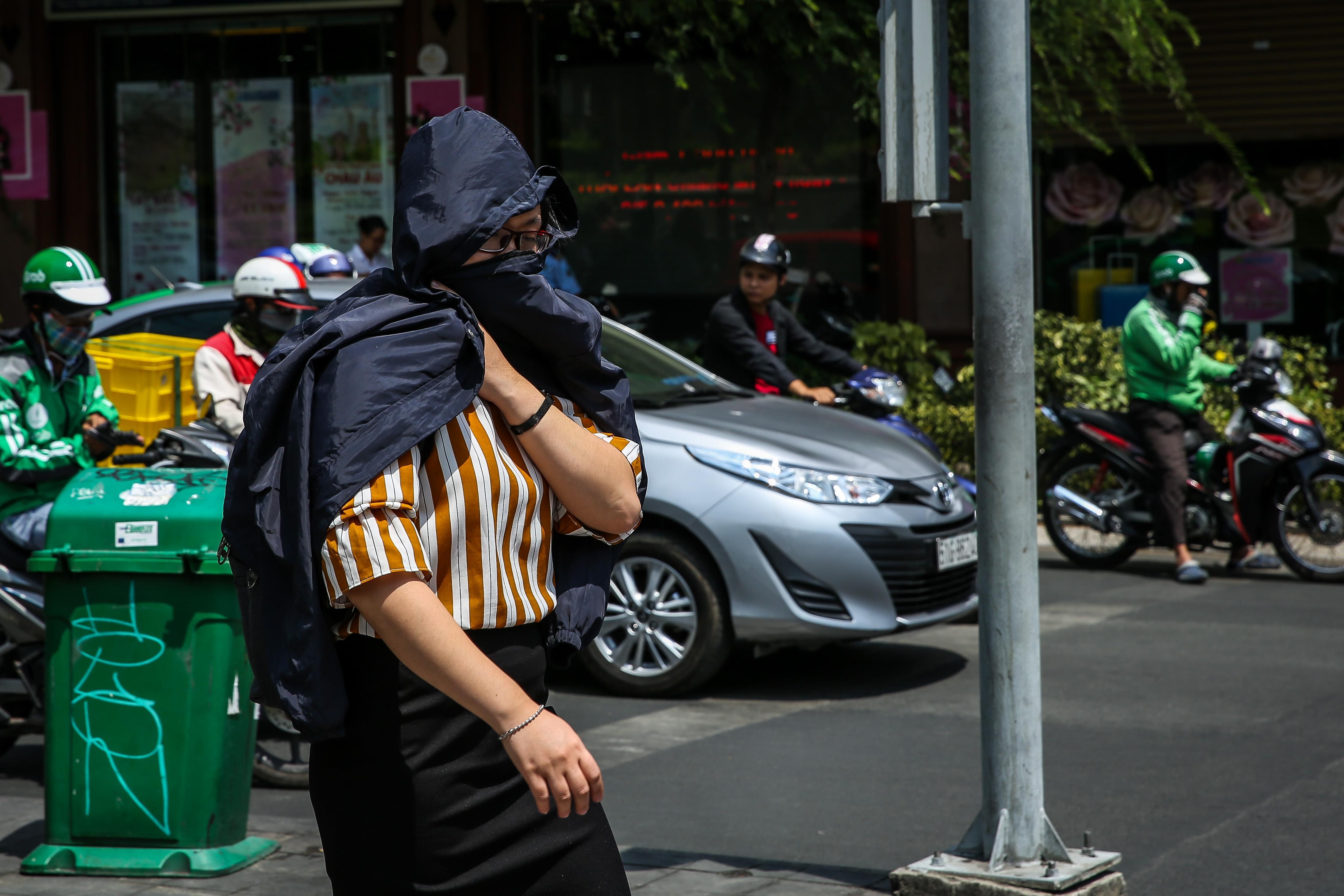 nguoi sai gon trum kin ra duong ngay nang nong cao diem anh 9