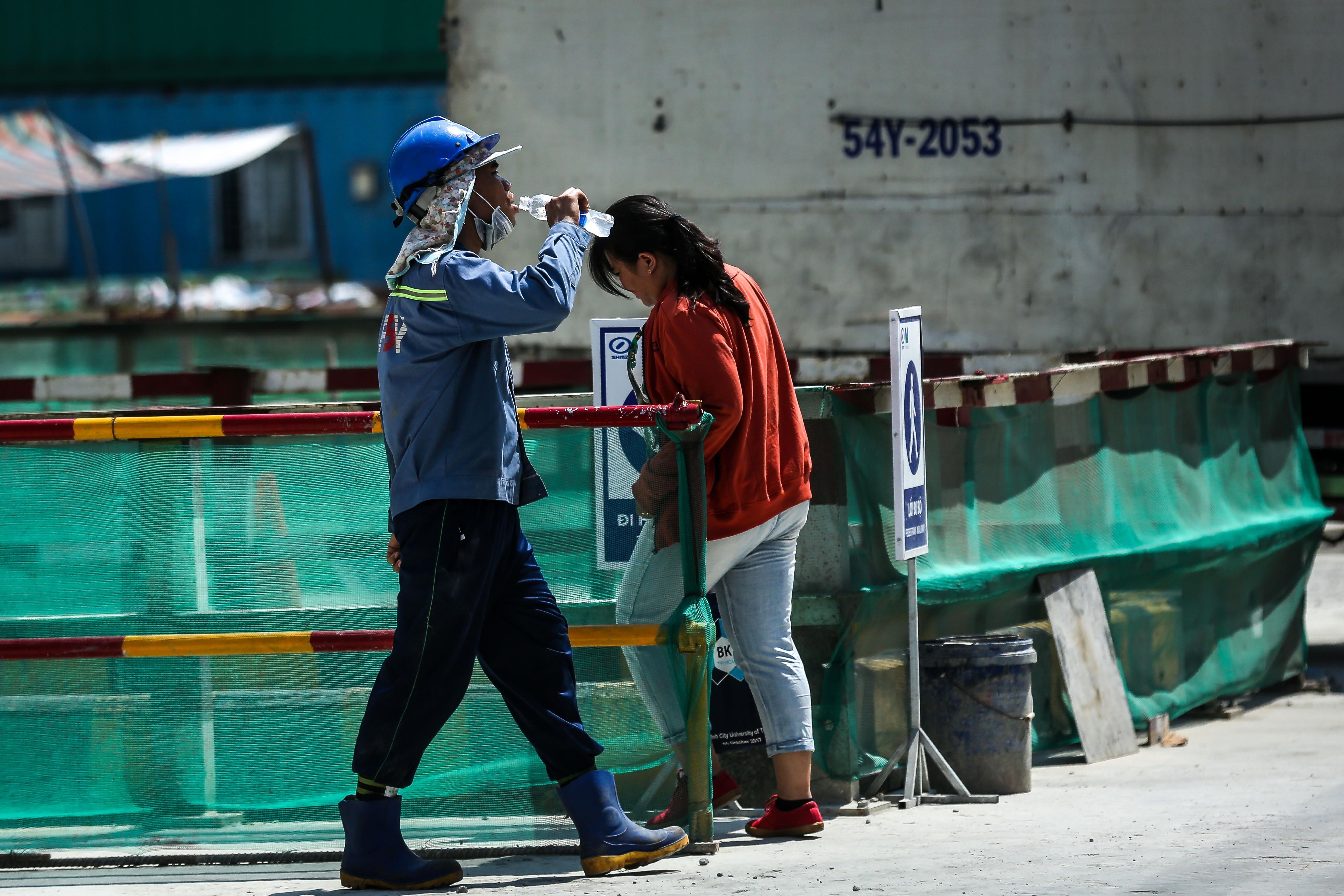 nguoi sai gon trum kin ra duong ngay nang nong cao diem anh 12