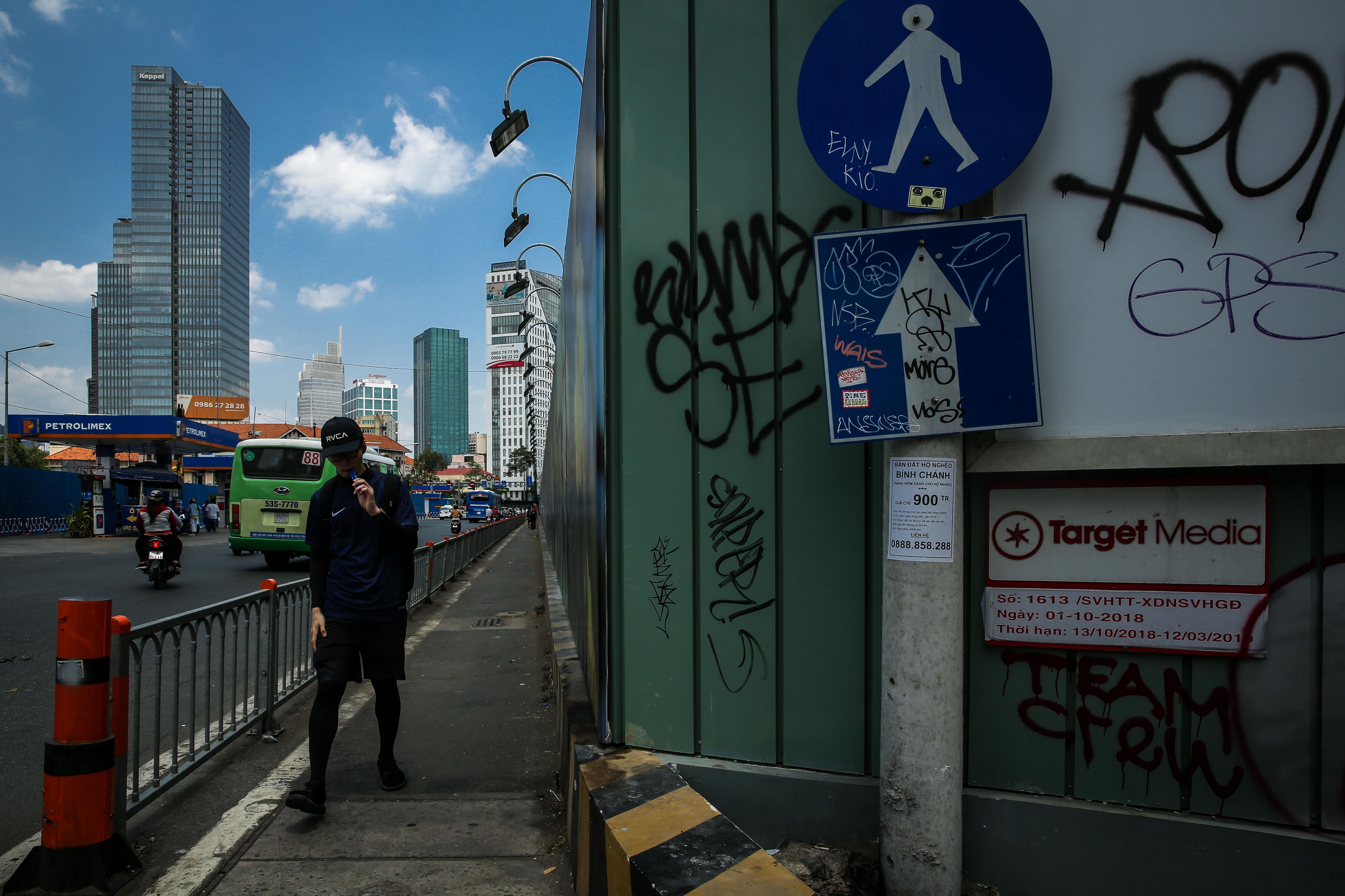 nguoi sai gon trum kin ra duong ngay nang nong cao diem anh 2