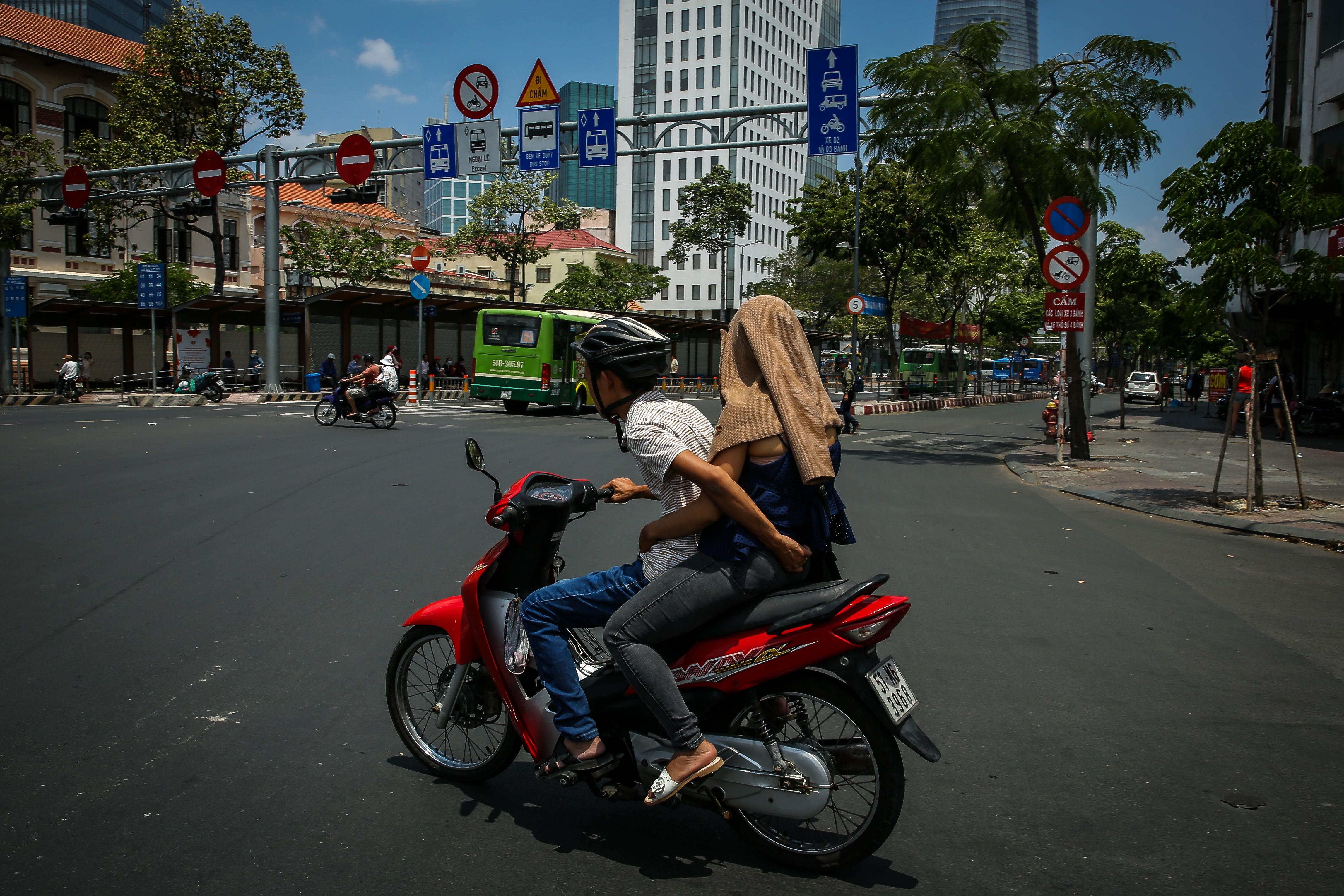 nguoi sai gon trum kin ra duong ngay nang nong cao diem anh 3