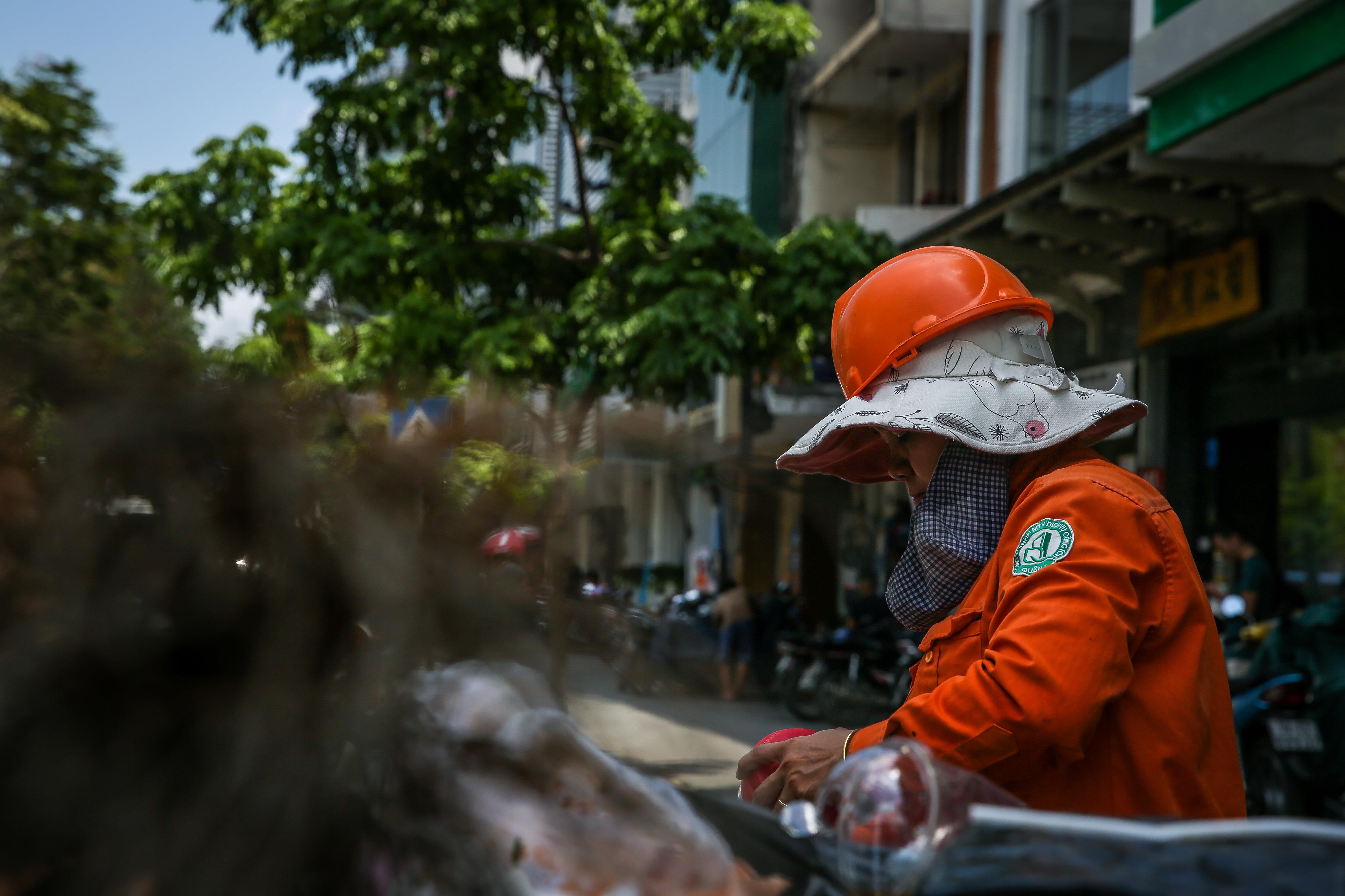 nguoi sai gon trum kin ra duong ngay nang nong cao diem anh 4