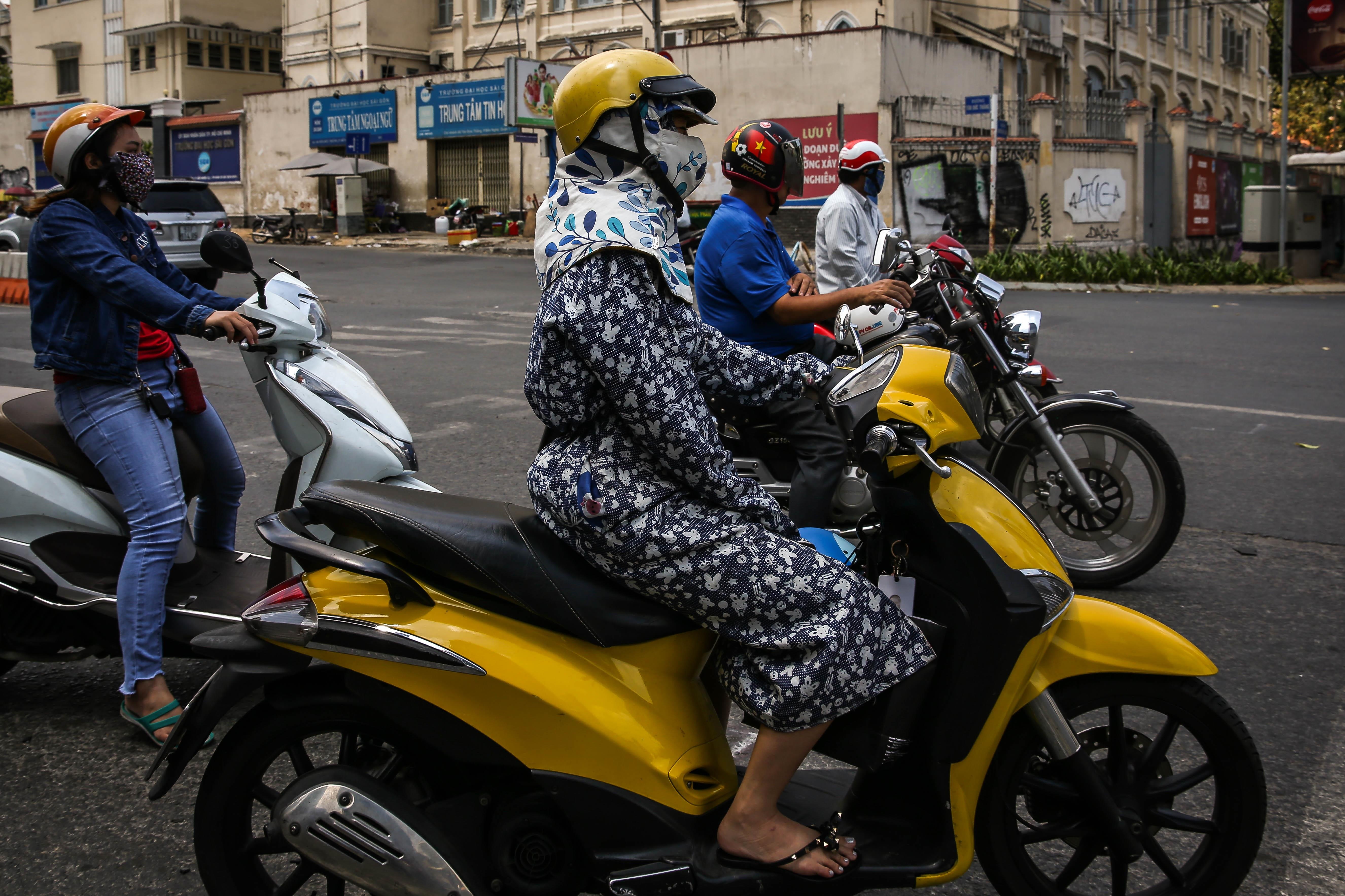 nguoi sai gon trum kin ra duong ngay nang nong cao diem anh 8