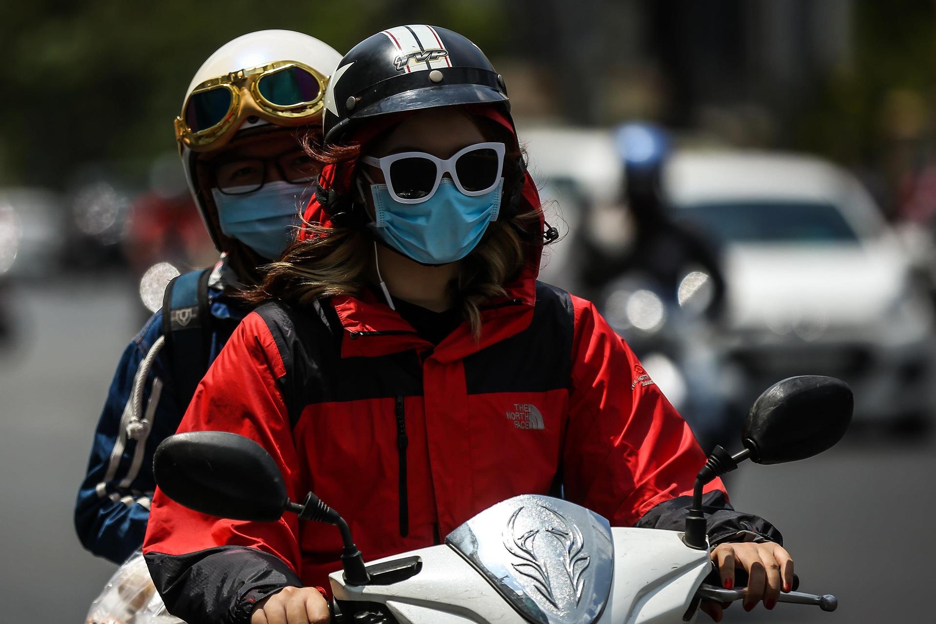 Nguoi Sai Gon trum kin mit ra duong khi nang nong 39 do C hinh anh