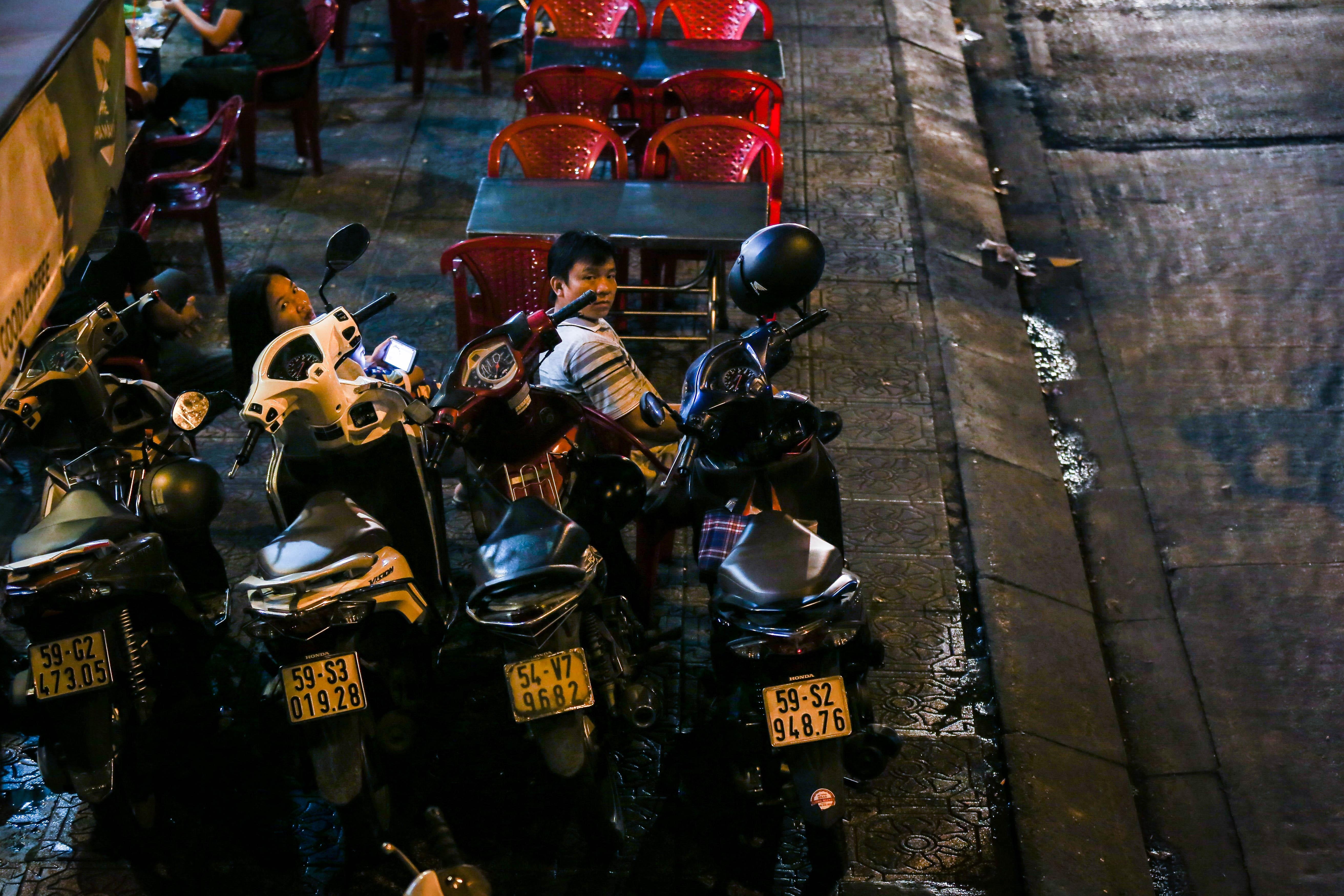 Nhieu hang quan lai bat nhao lan chiem via he khu trung tam Sai Gon hinh anh