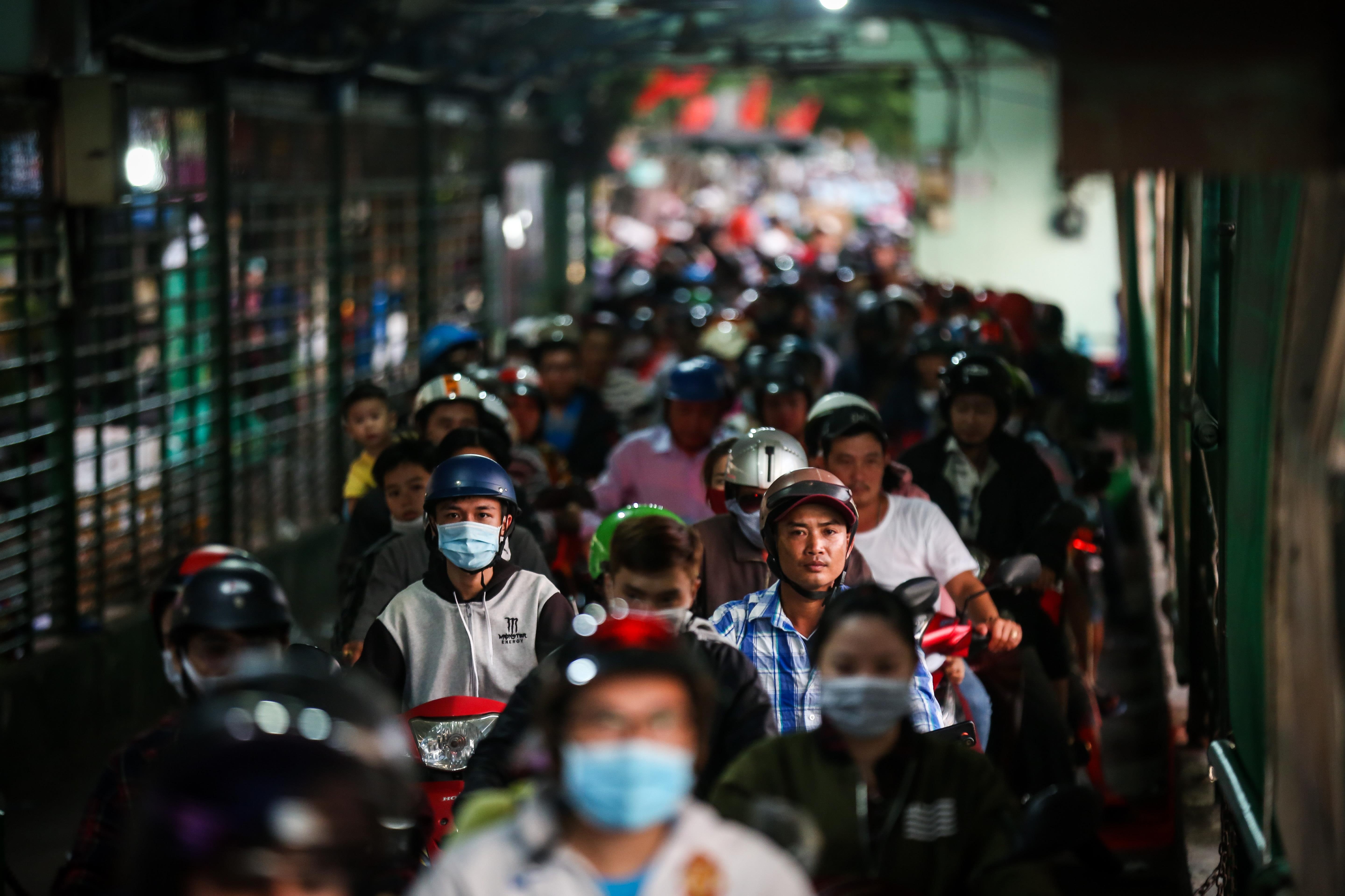 Pha Binh Khanh tac nghen nhe dip nghi le hinh anh