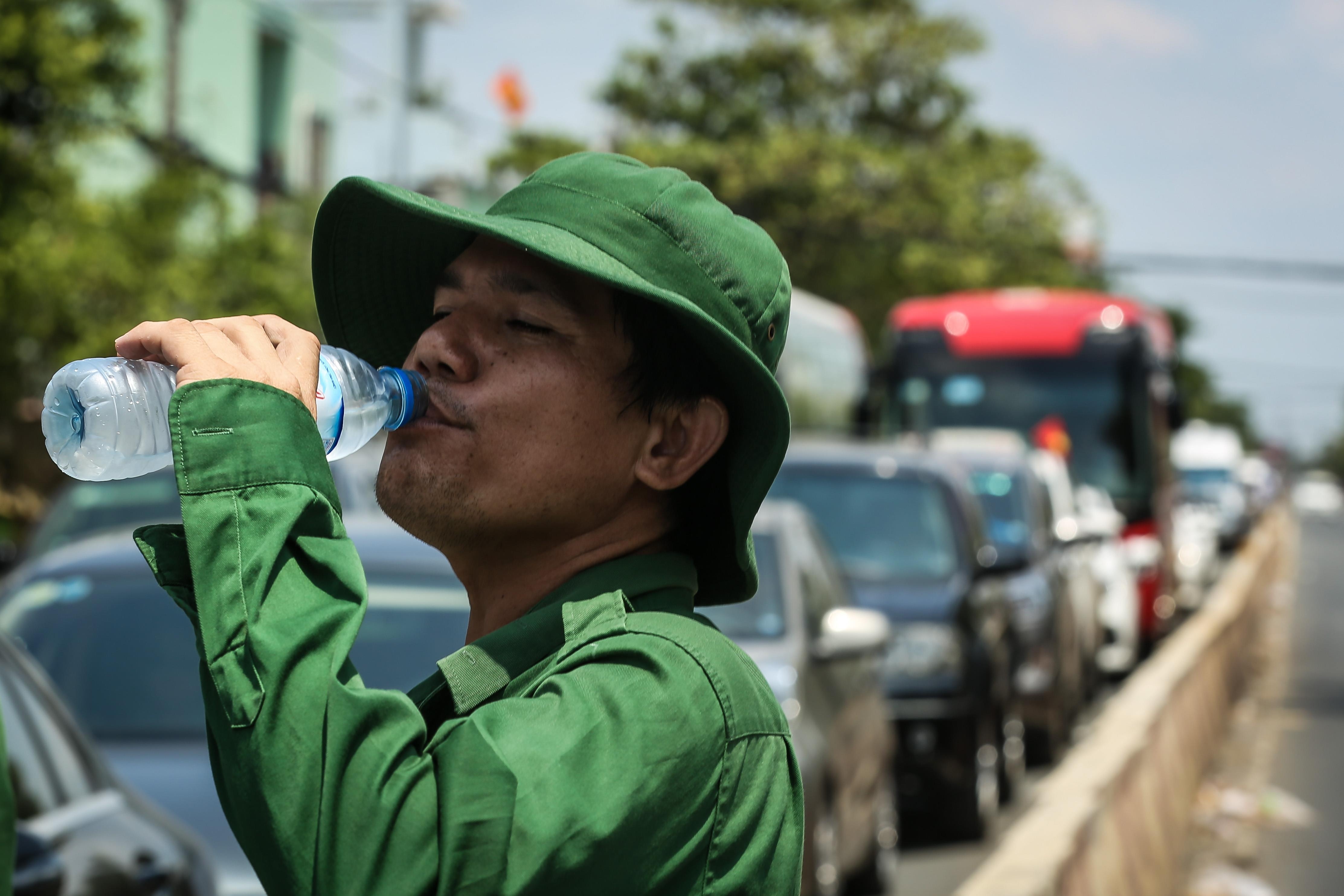 Pha Binh Khanh ket xe hang dai anh 3