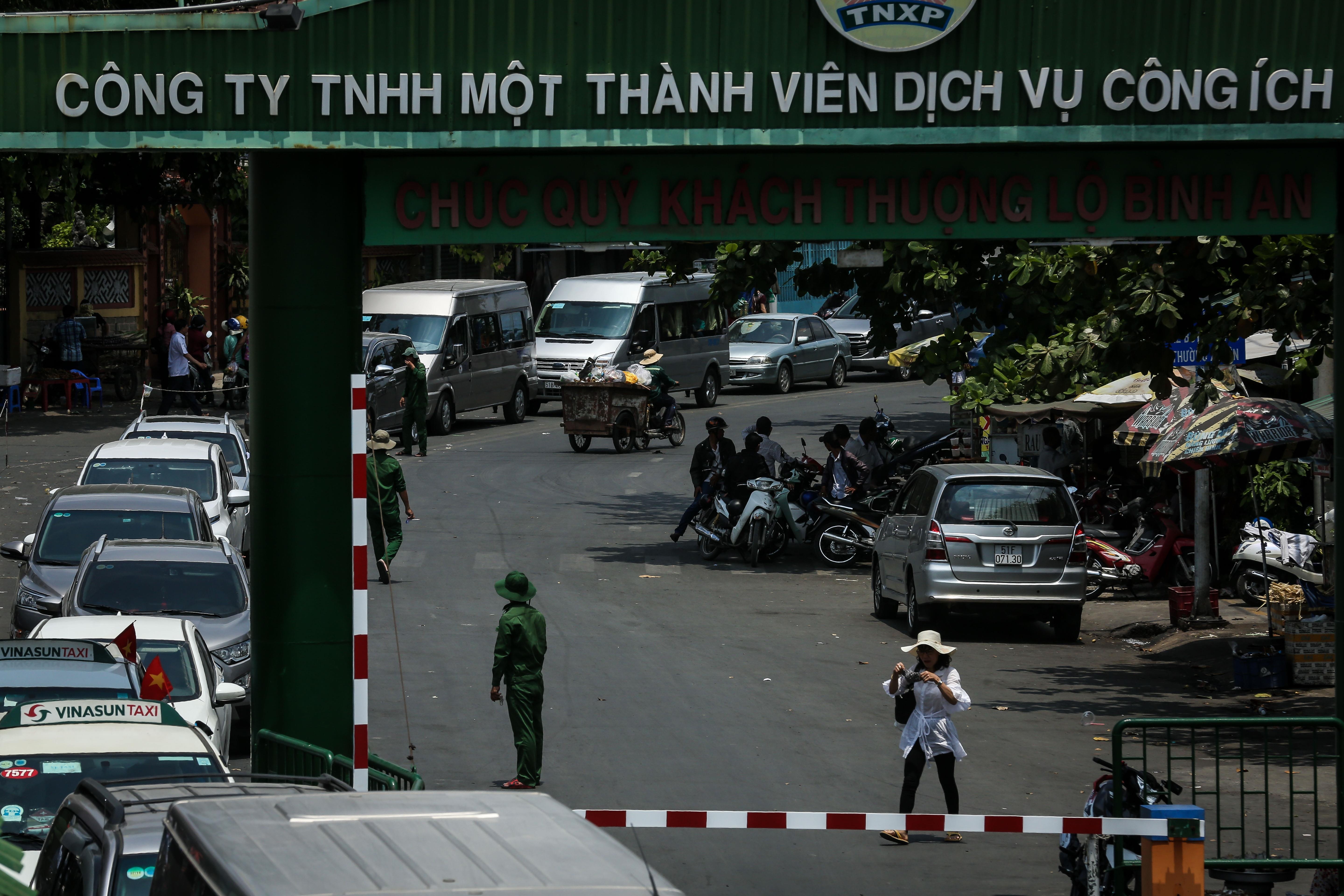 Pha Binh Khanh ket xe hang dai anh 1