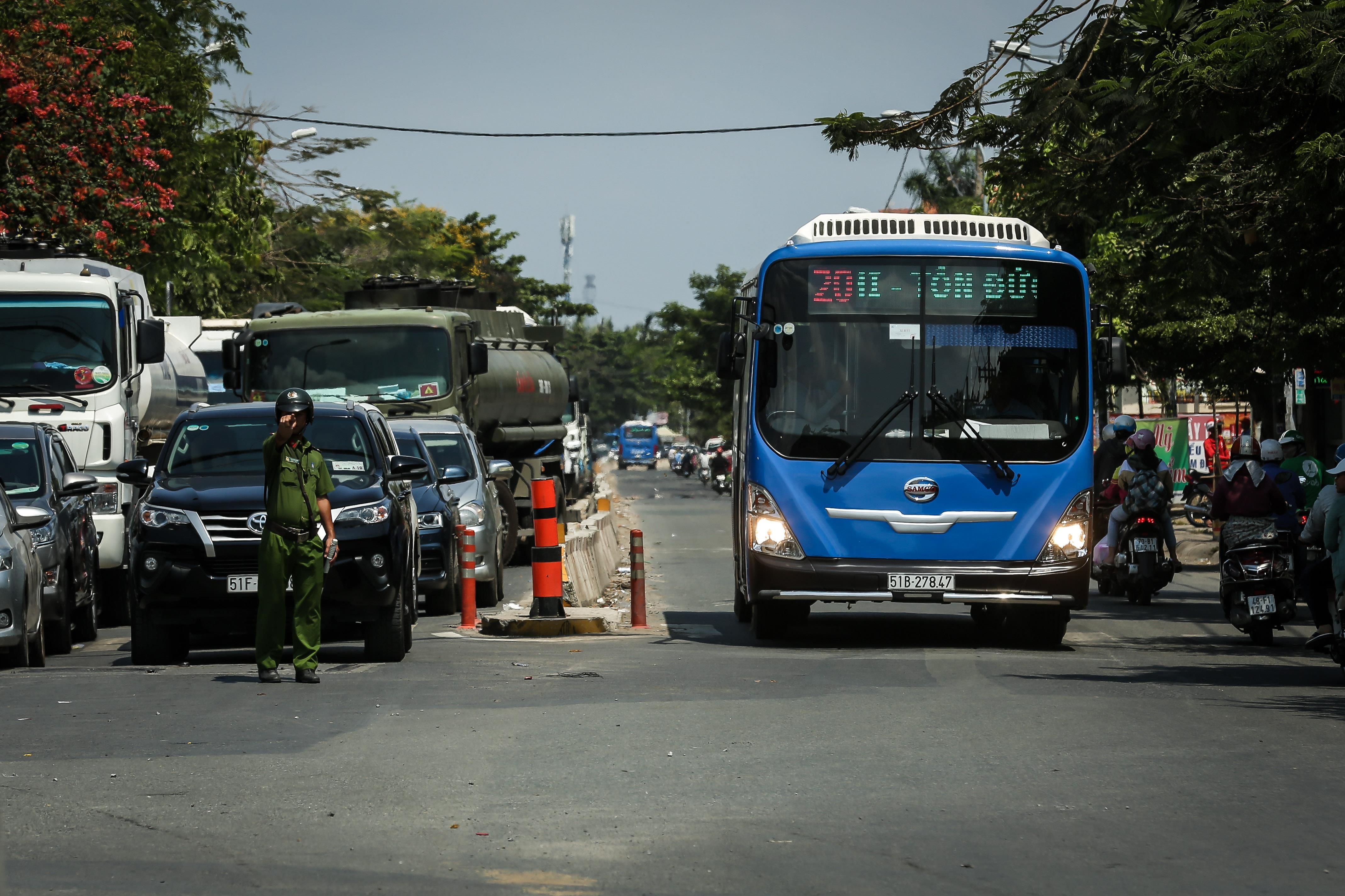 Pha Binh Khanh ket xe hang dai anh 5