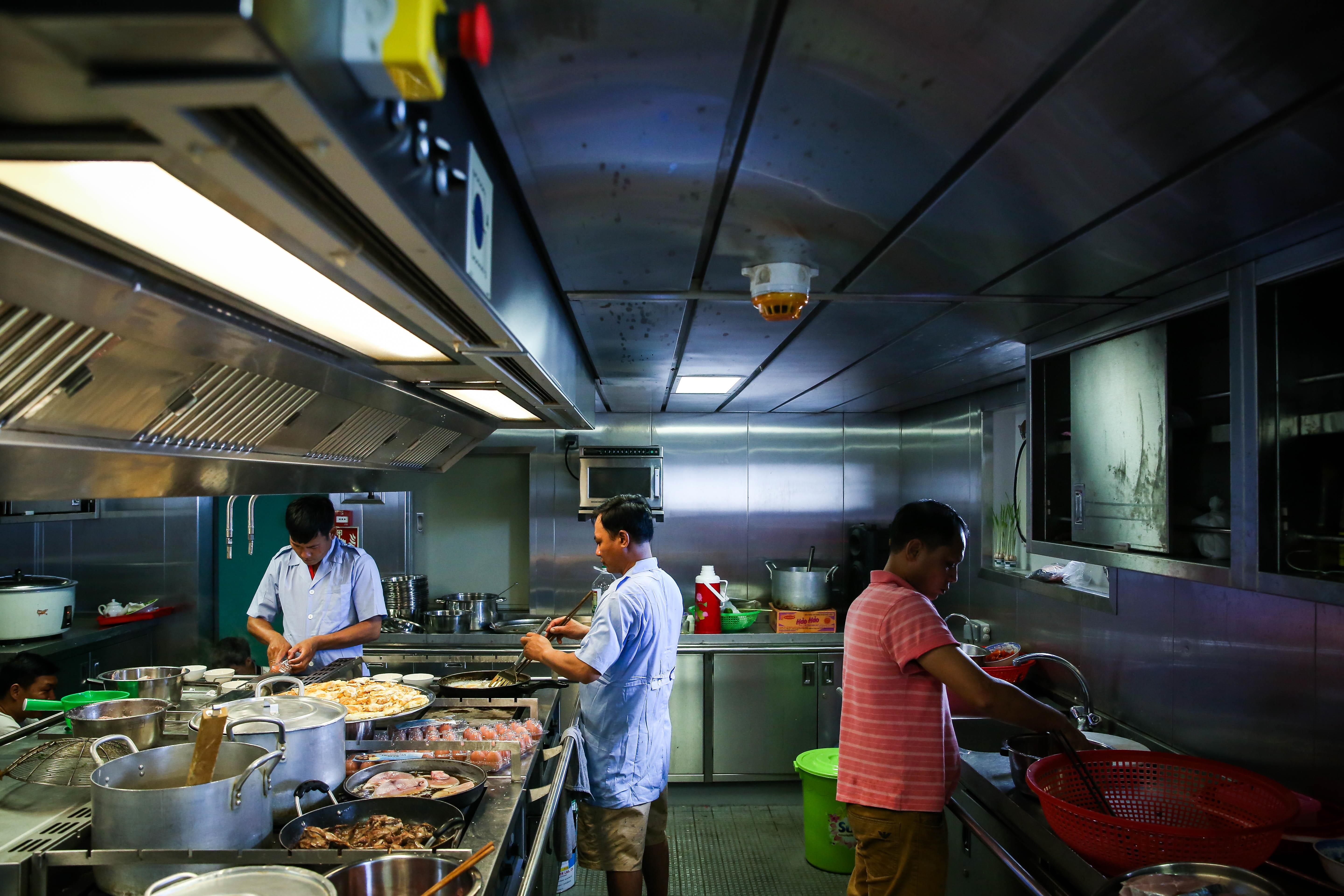 Nhung thuy thu tren tau kiem ngu dua kieu bao vuot song bien den Truong Sa anh 3