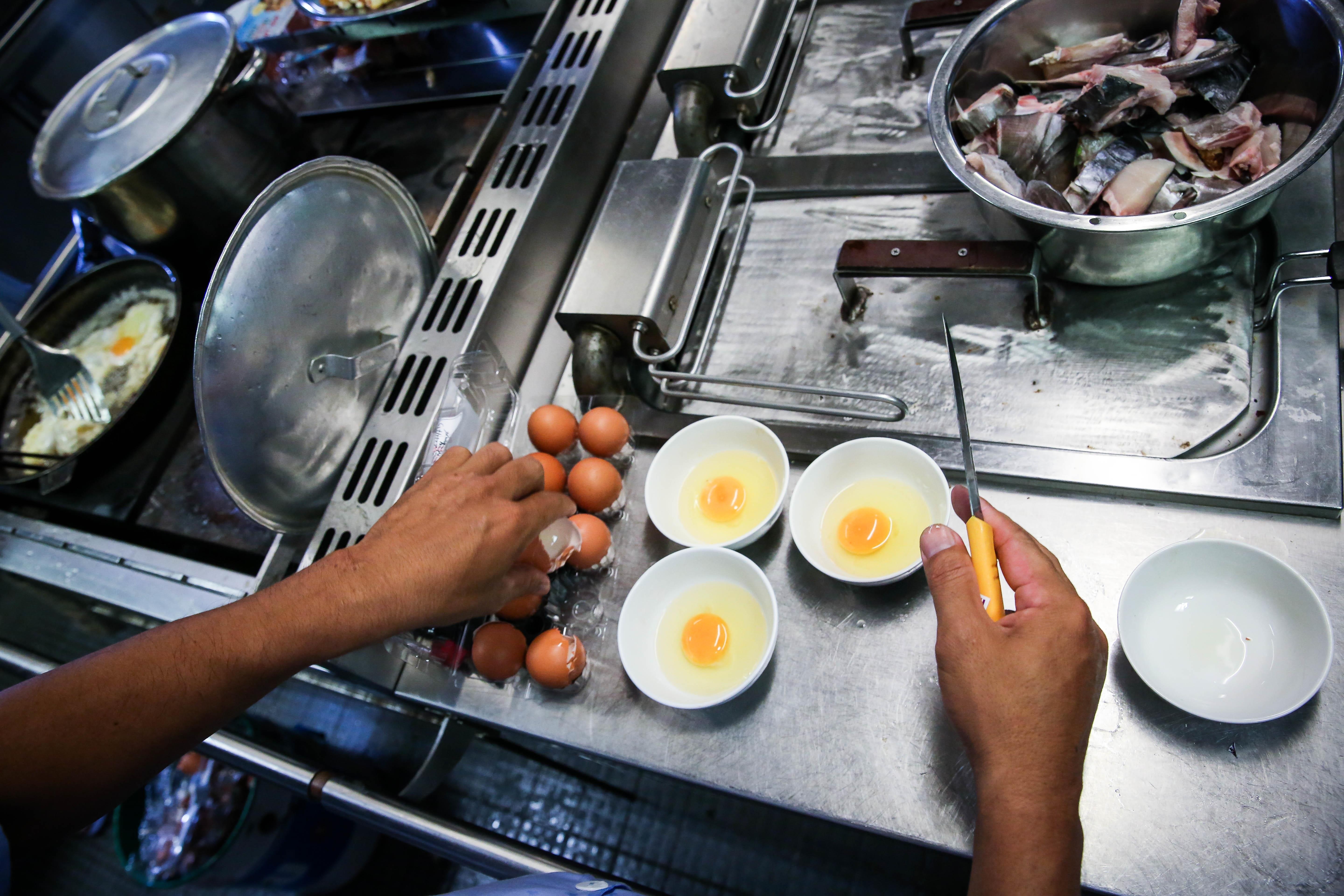 Nhung thuy thu tren tau kiem ngu dua kieu bao vuot song bien den Truong Sa anh 11