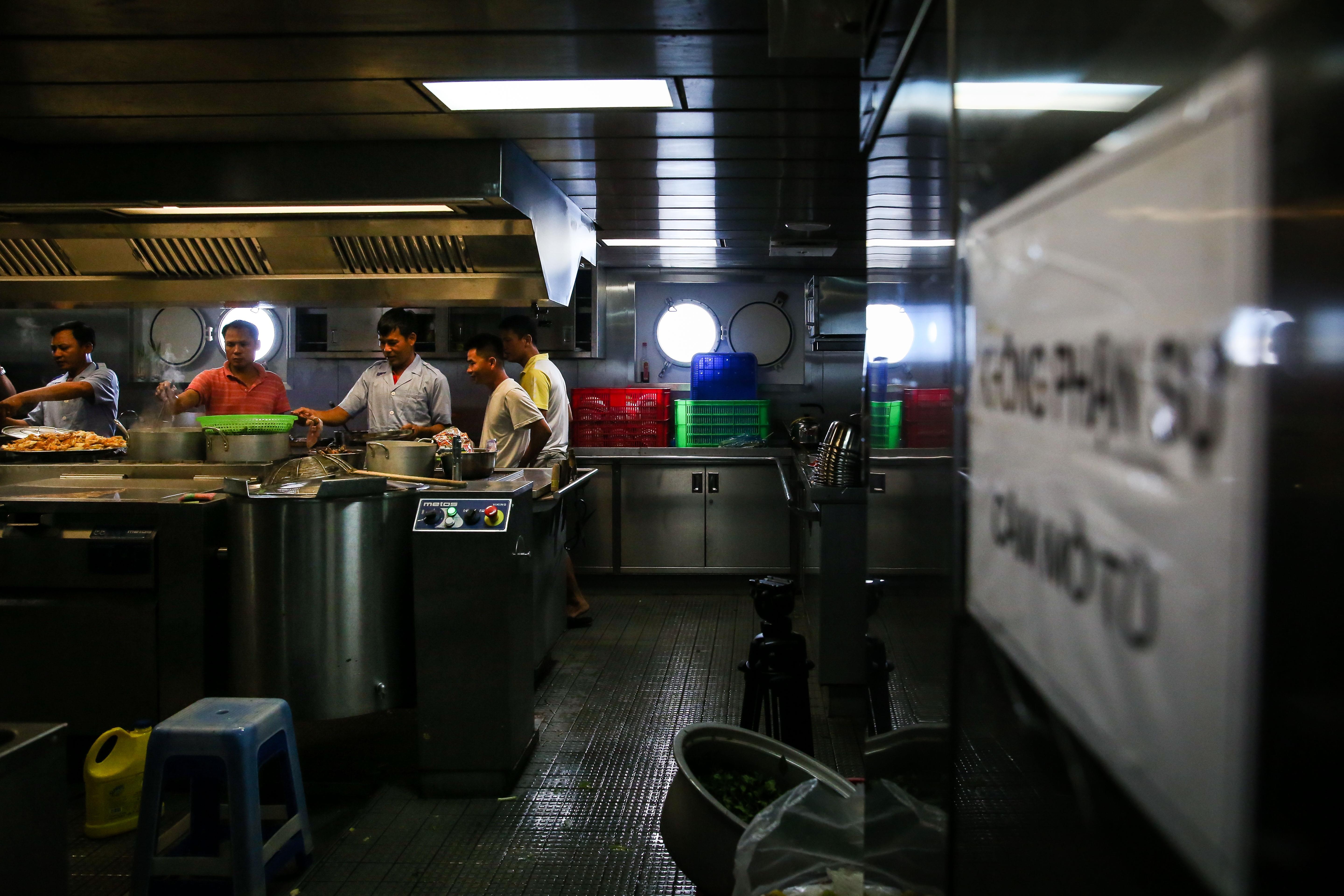 Nhung thuy thu tren tau kiem ngu dua kieu bao vuot song bien den Truong Sa anh 4