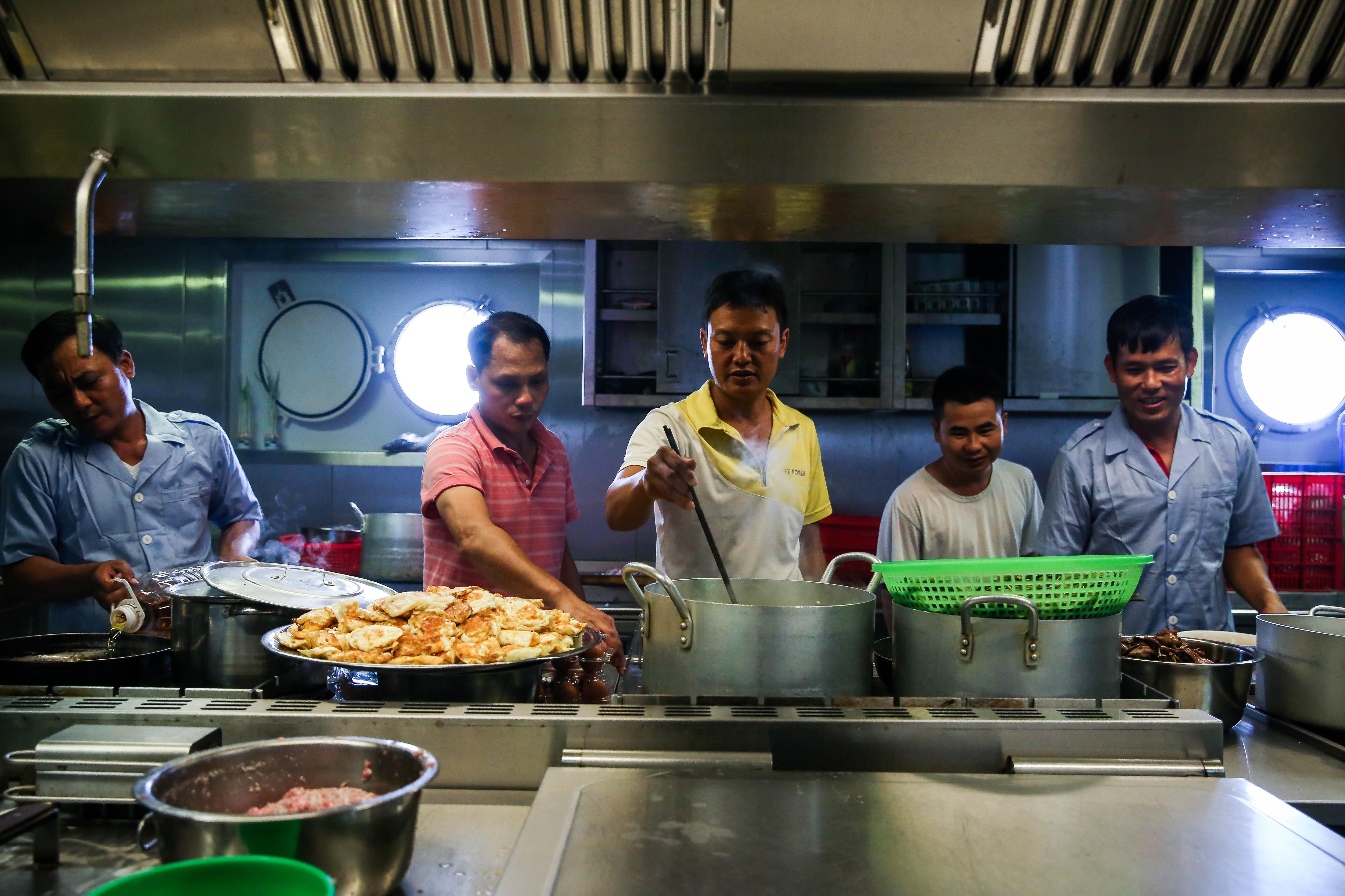 Nhung thuy thu tren tau kiem ngu dua kieu bao vuot song bien den Truong Sa anh 8