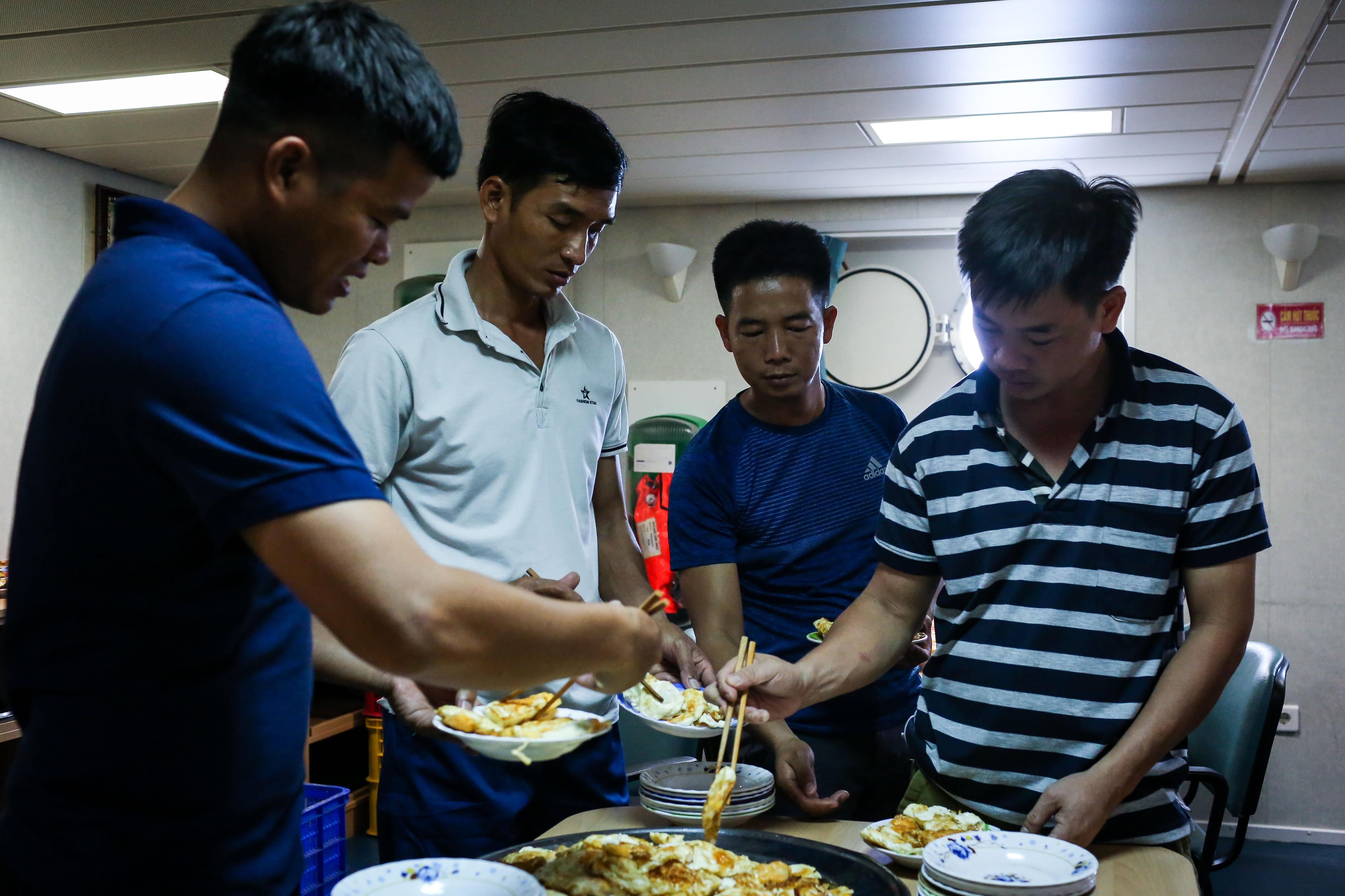 Nhung thuy thu tren tau kiem ngu dua kieu bao vuot song bien den Truong Sa anh 14