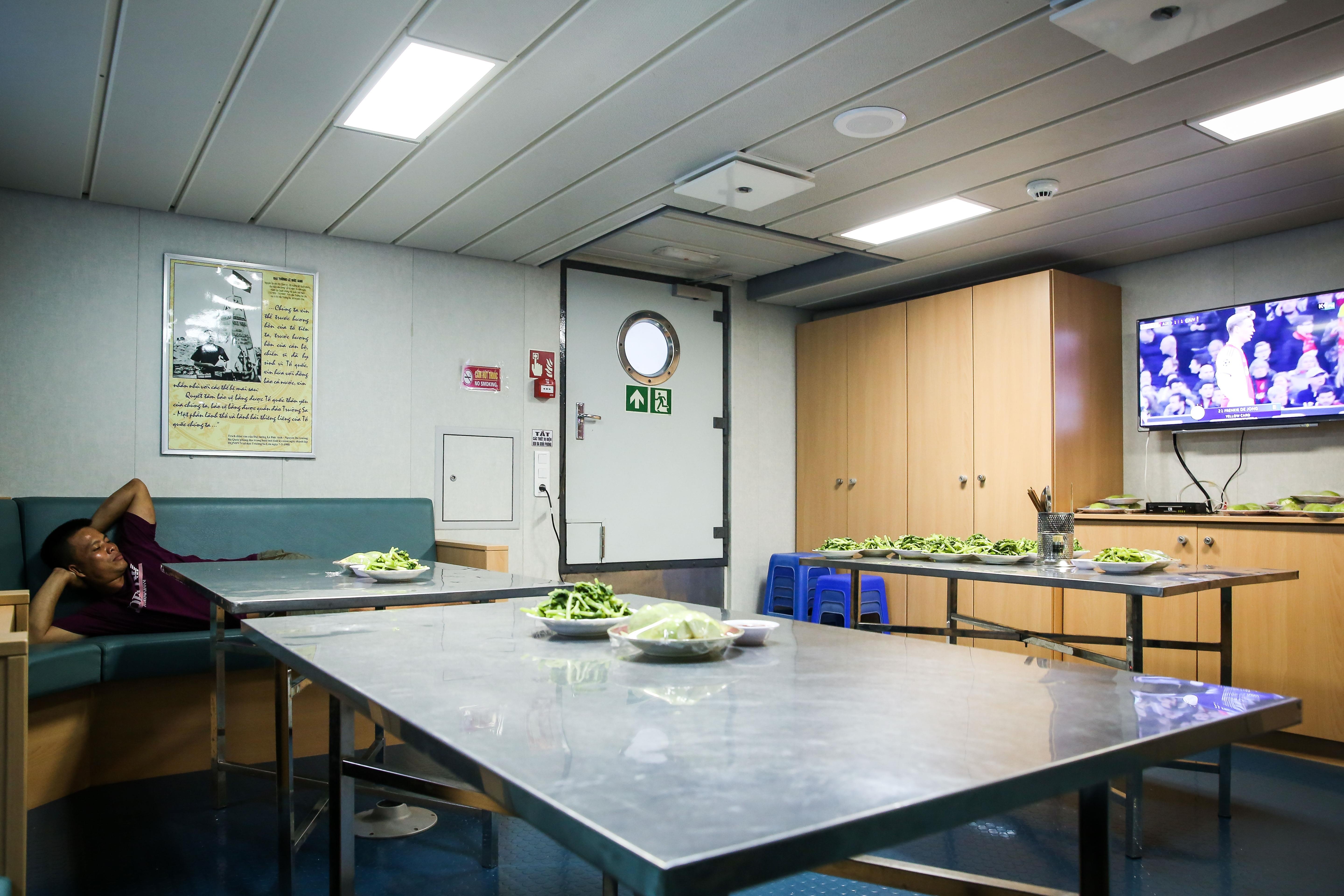 Nhung thuy thu tren tau kiem ngu dua kieu bao vuot song bien den Truong Sa anh 18