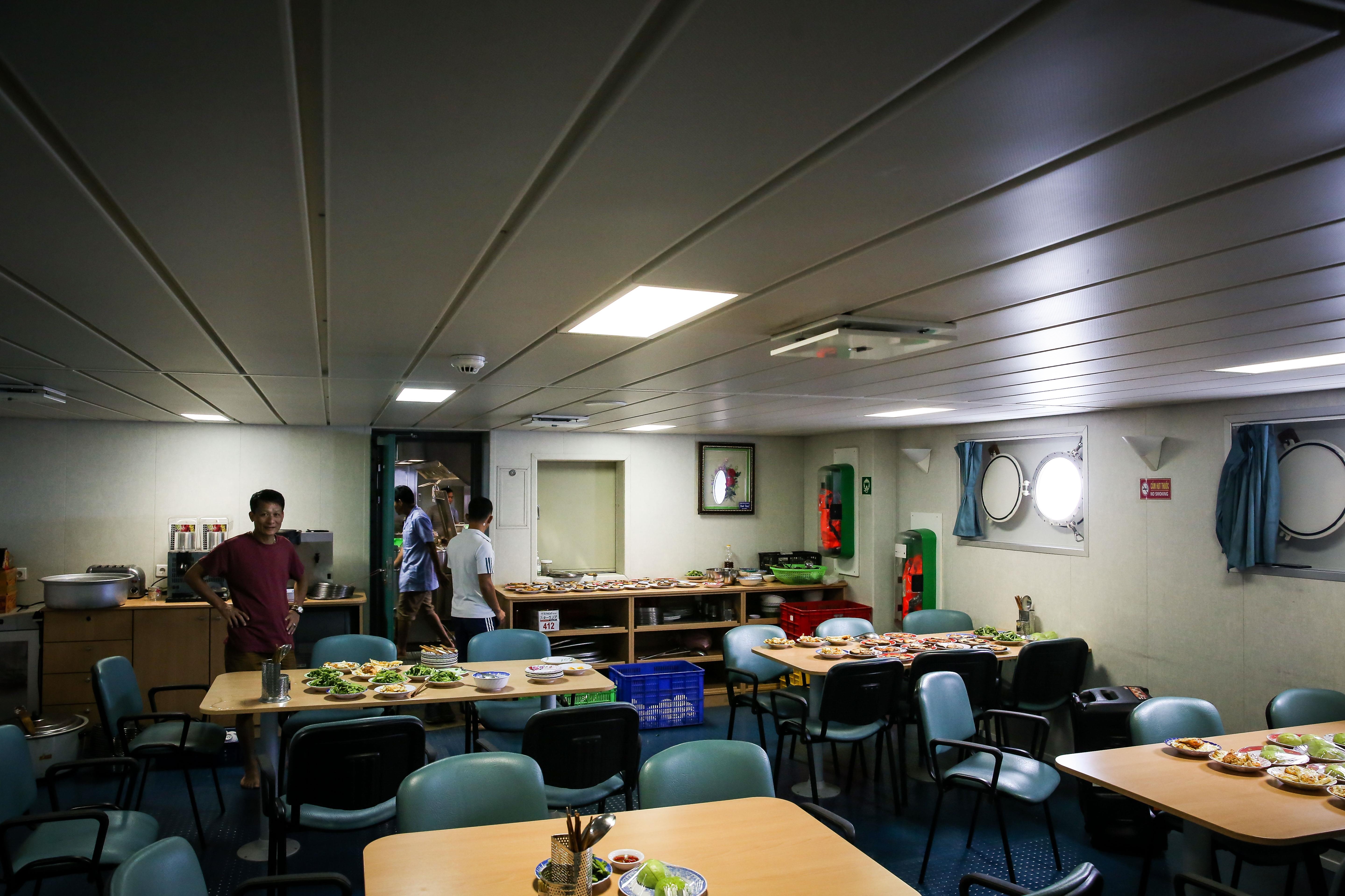 Nhung thuy thu tren tau kiem ngu dua kieu bao vuot song bien den Truong Sa anh 19