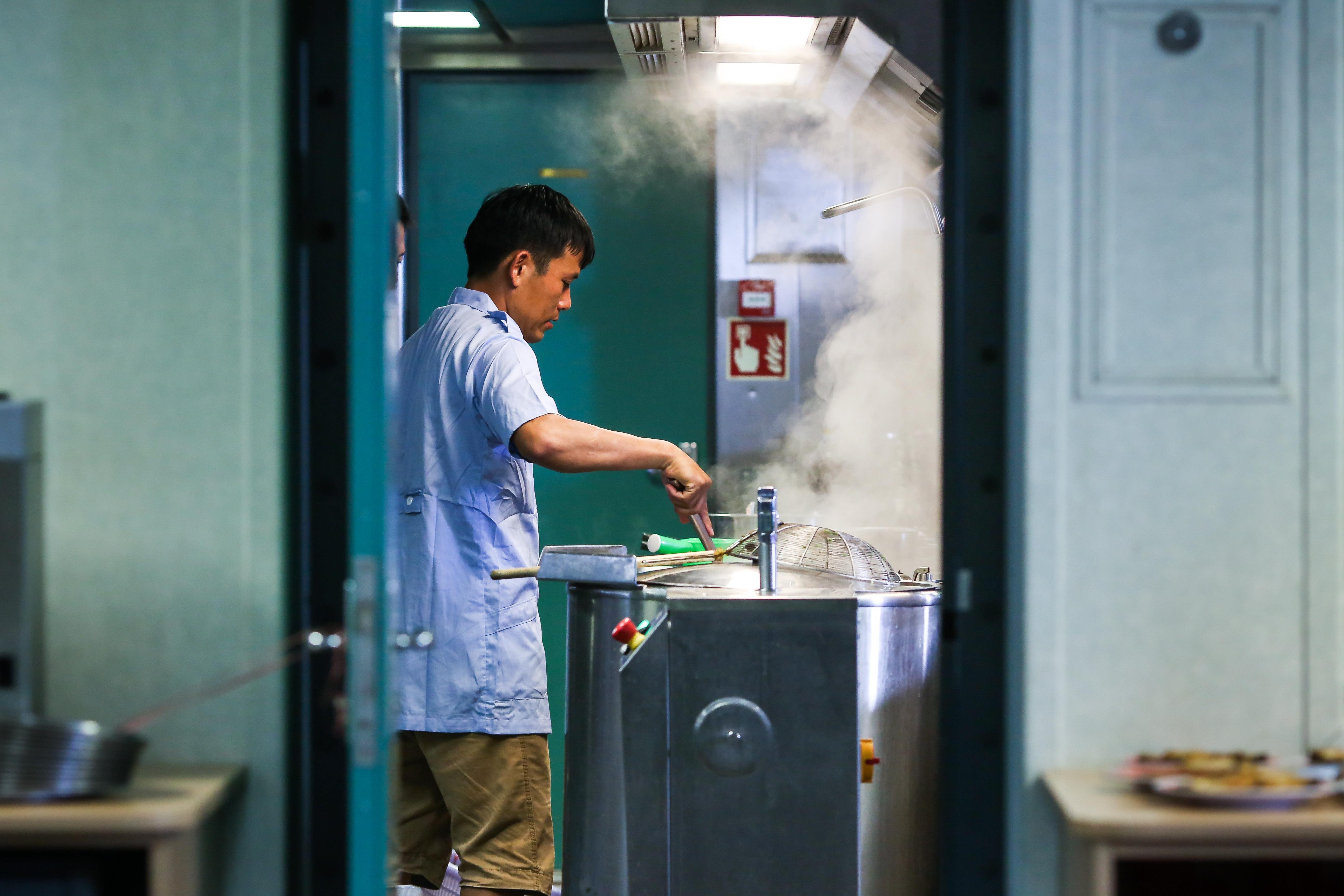 Nhung thuy thu tren tau kiem ngu dua kieu bao vuot song bien den Truong Sa anh 13