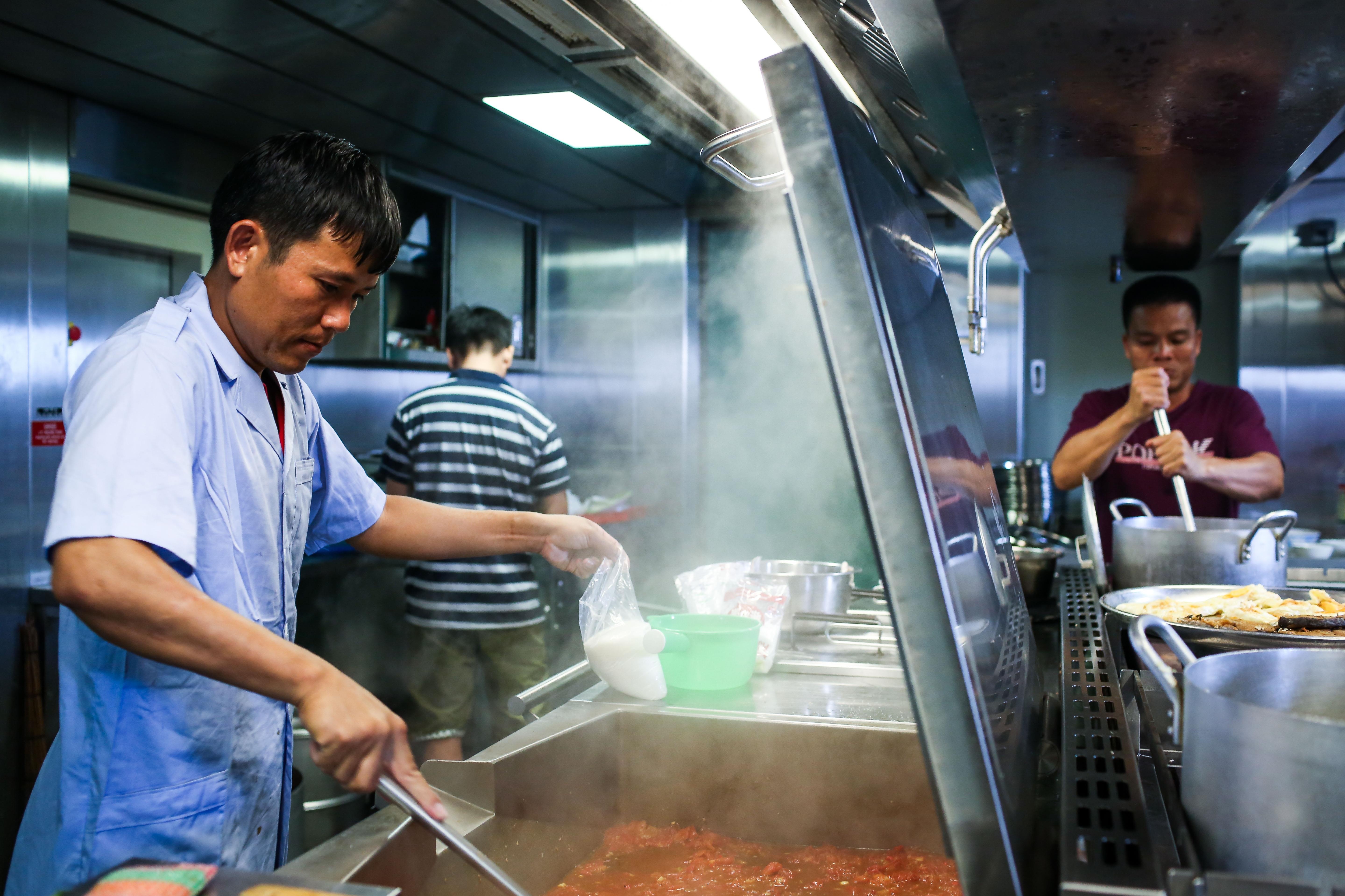 Nhung thuy thu tren tau kiem ngu dua kieu bao vuot song bien den Truong Sa anh 12