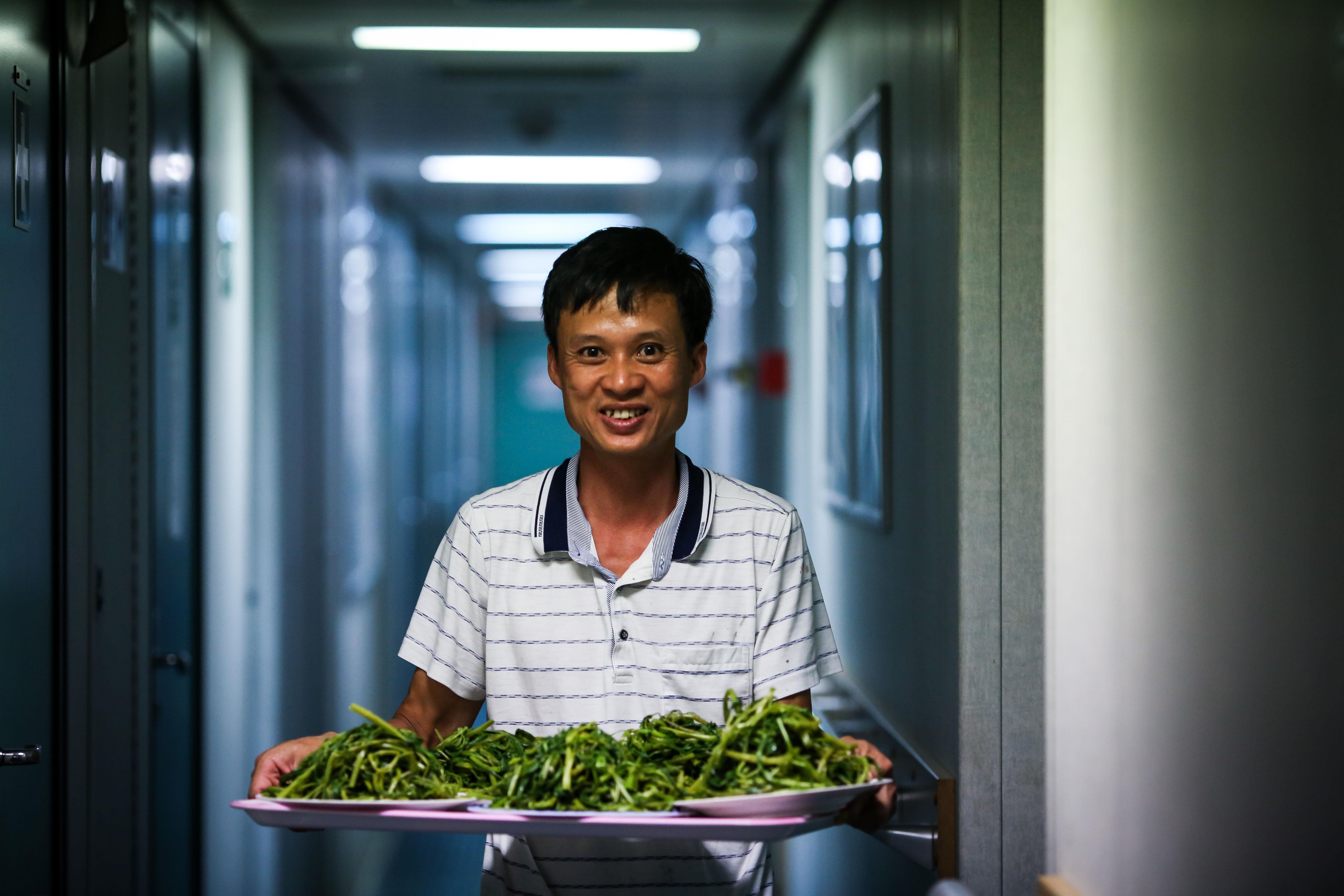 Nhung thuy thu tren tau kiem ngu dua kieu bao vuot song bien den Truong Sa anh 2