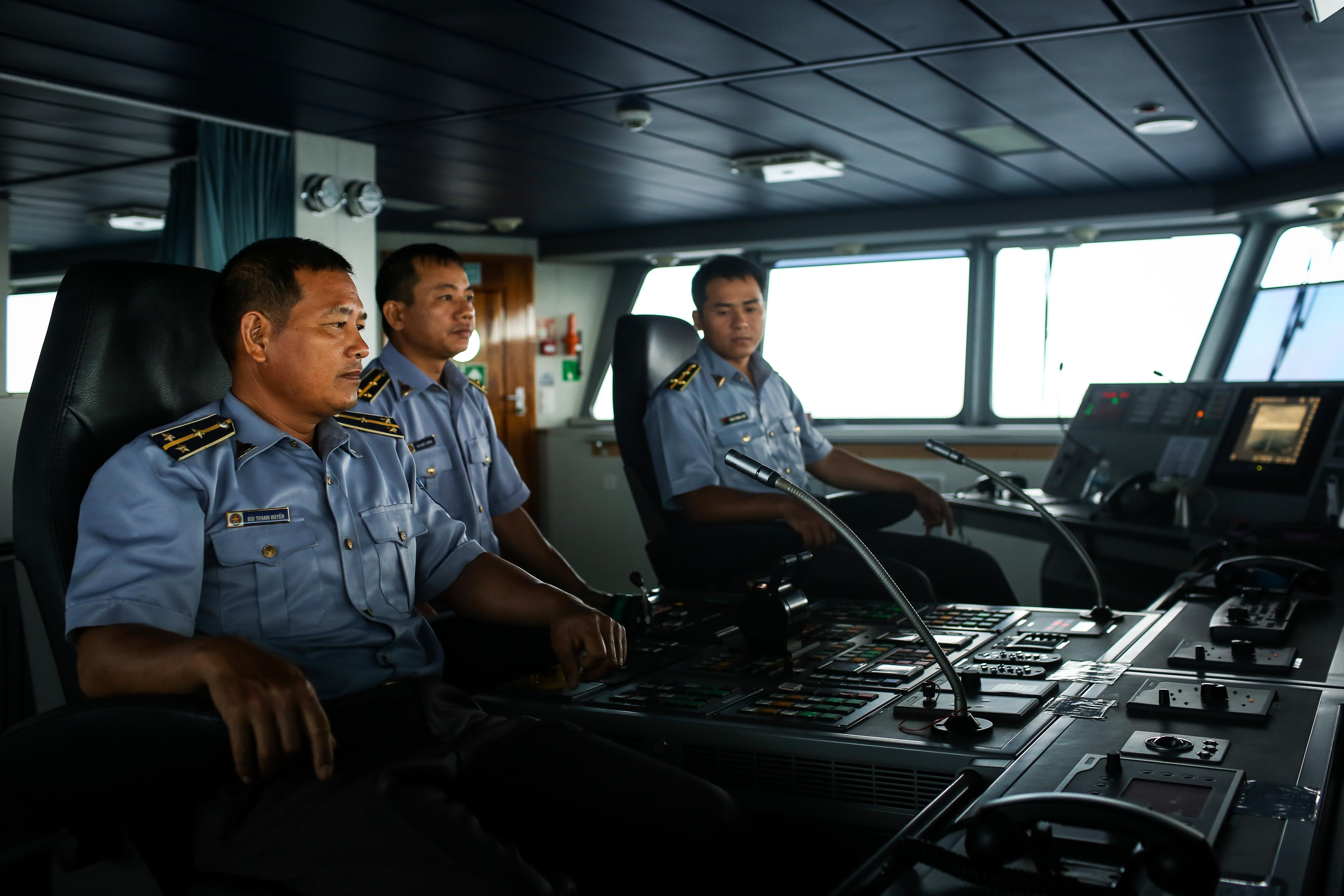 Nhung thuy thu tren tau kiem ngu dua kieu bao vuot song bien den Truong Sa anh 23