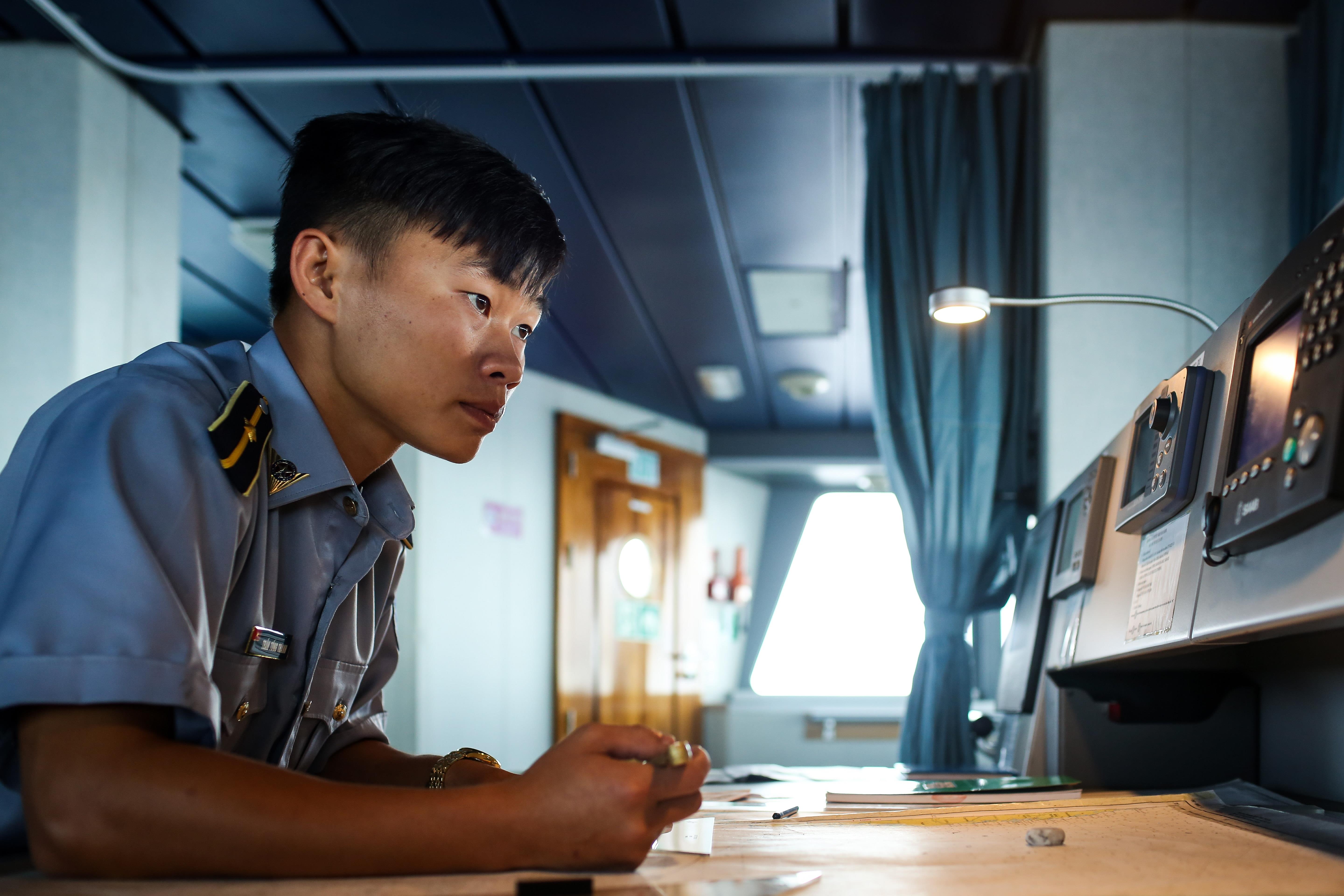 Nhung thuy thu tren tau kiem ngu dua kieu bao vuot song bien den Truong Sa anh 28