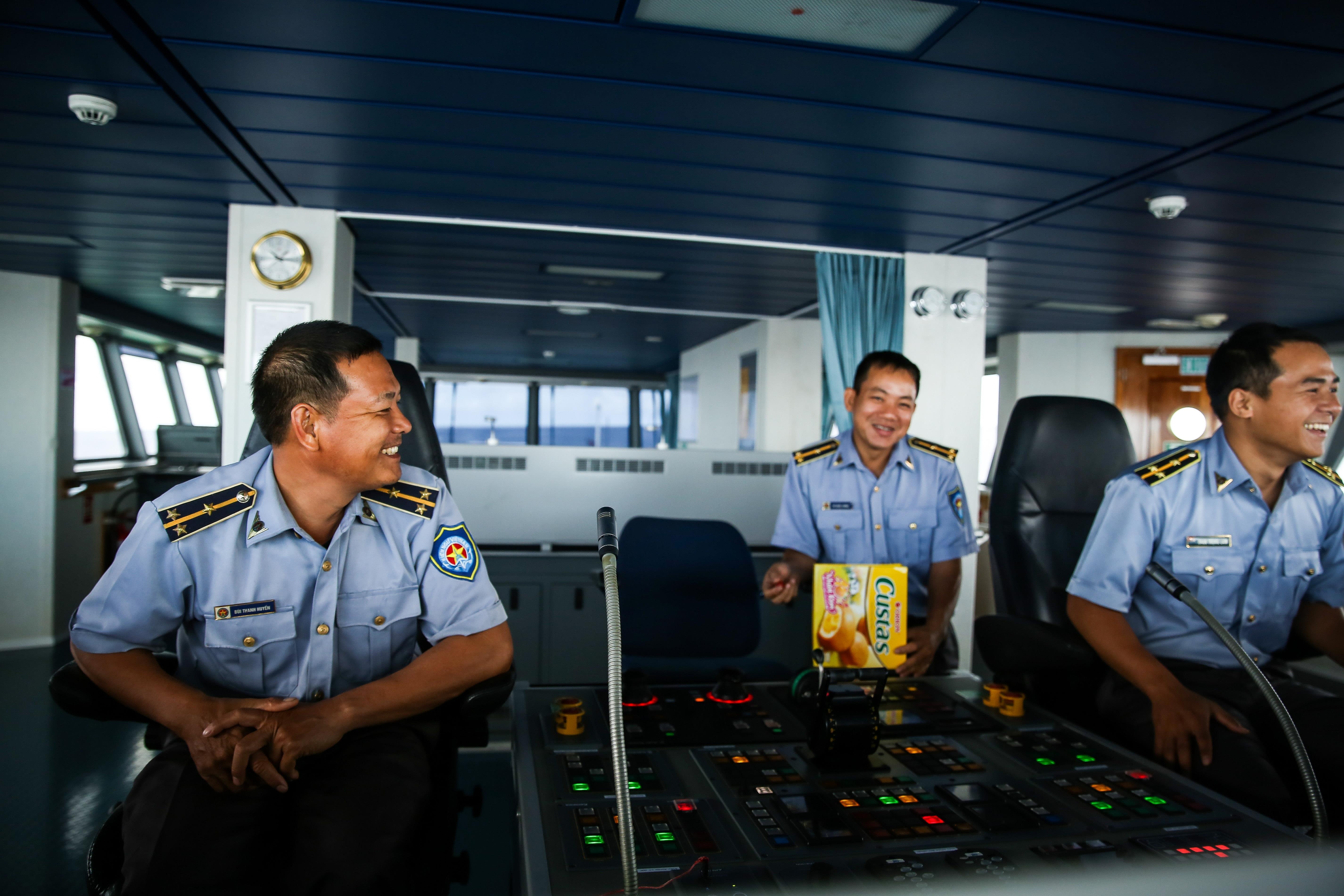 Nhung thuy thu tren tau kiem ngu dua kieu bao vuot song bien den Truong Sa anh 27