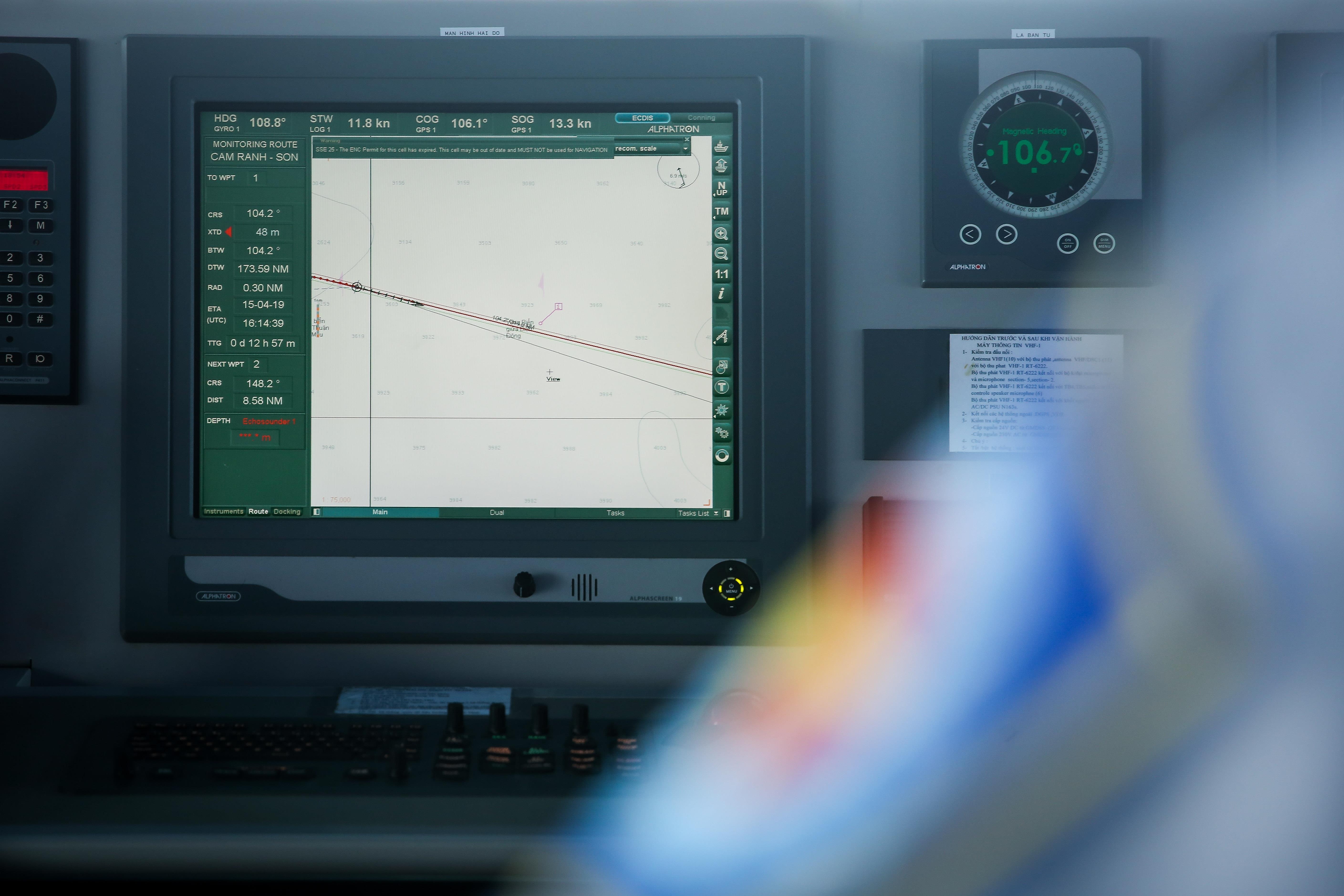 Nhung thuy thu tren tau kiem ngu dua kieu bao vuot song bien den Truong Sa anh 24